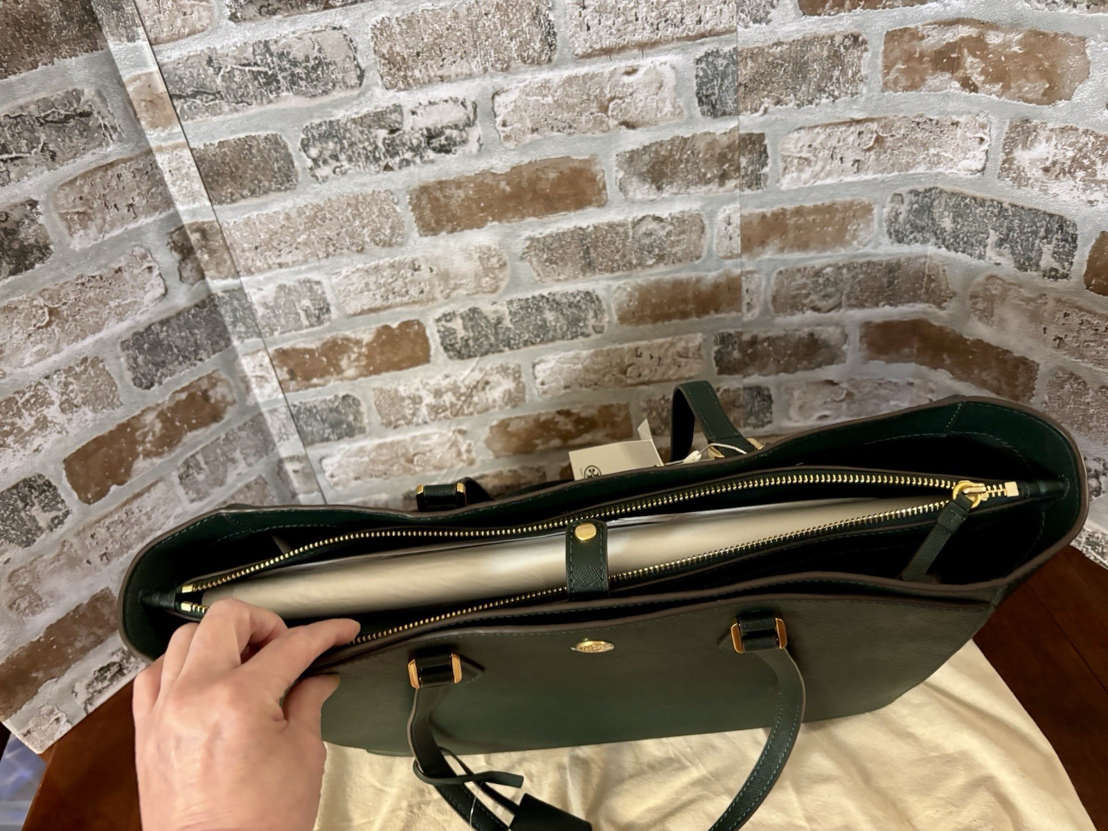 NWT Tory Burch Robinson Saffiano Pine Green Large Handbag W/Dust Bag (nonsmkr)