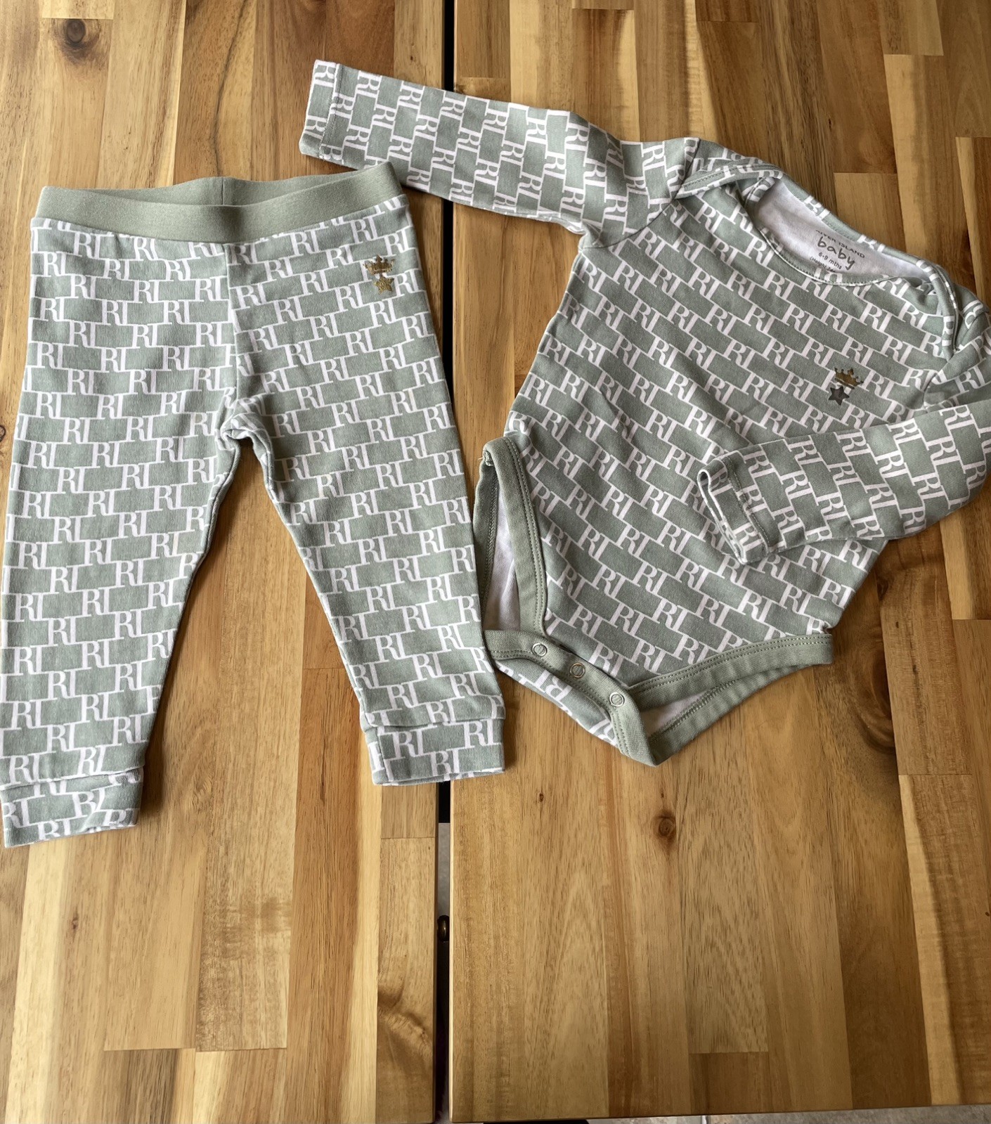 Unisex River Island Baby Outfit Size 6-9 Months Green
