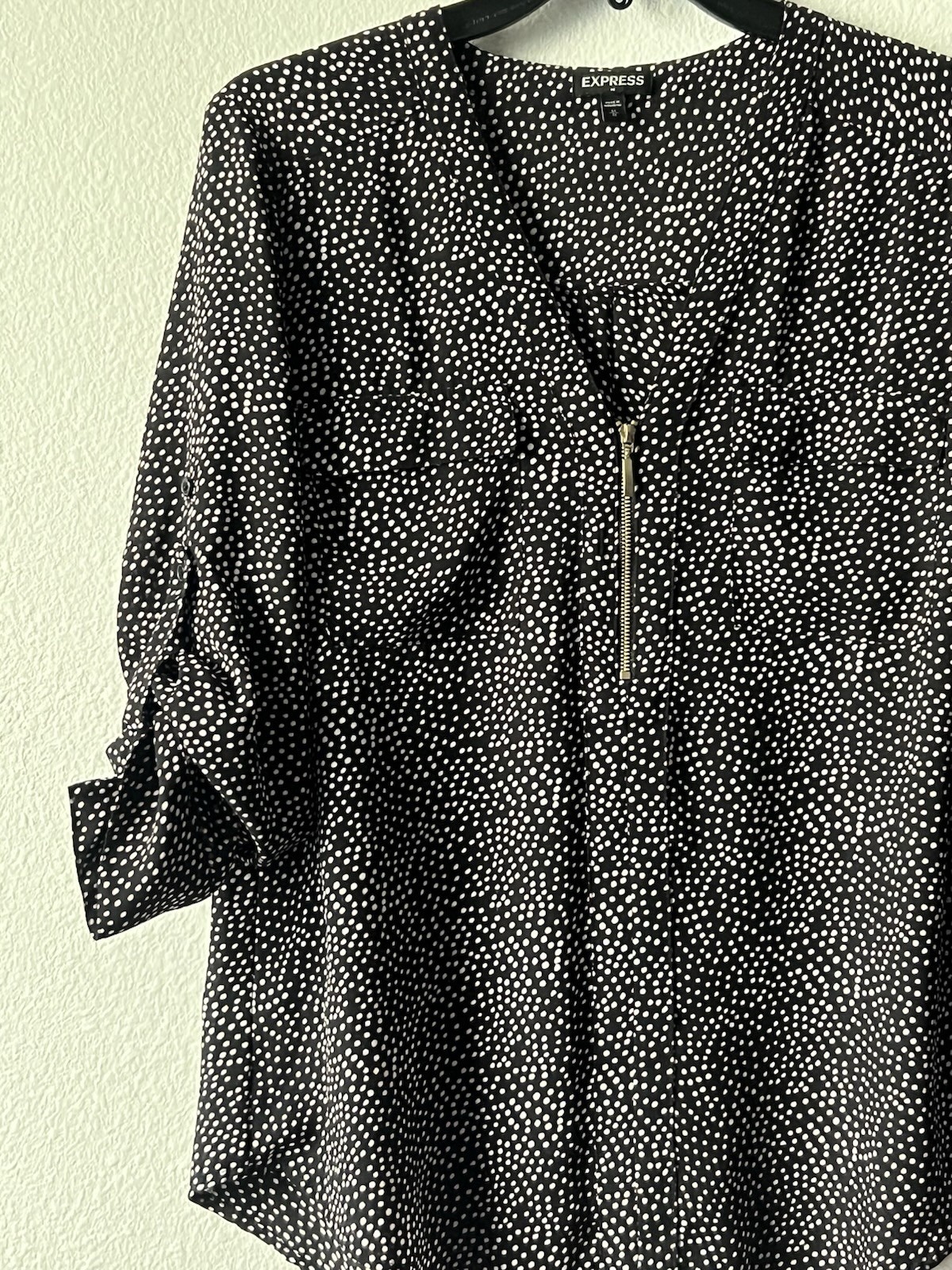 Express Women’s Micro-Dot Lightweight V Neck Adjustable Sleeve Blouse Size M