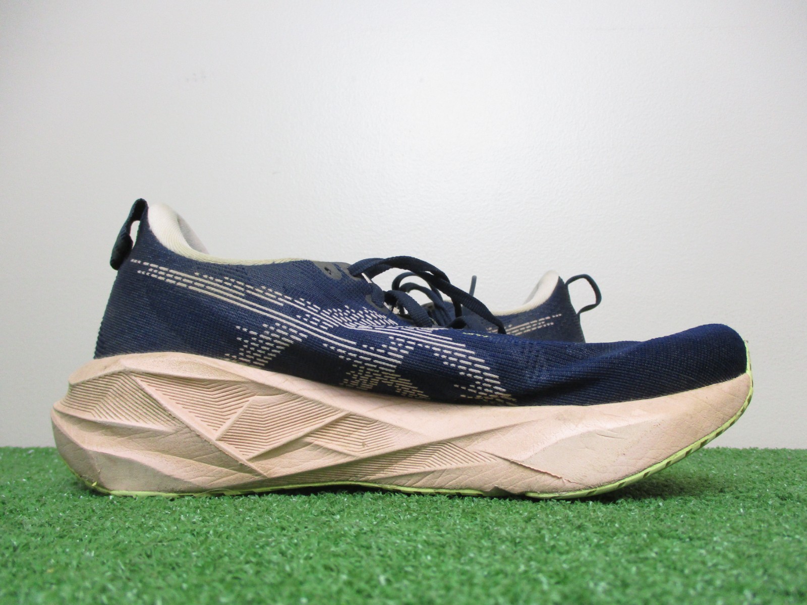 Asics Novablast 5 Womens Size 8.5 Medium B Midnight Breeze Peach Sneakers