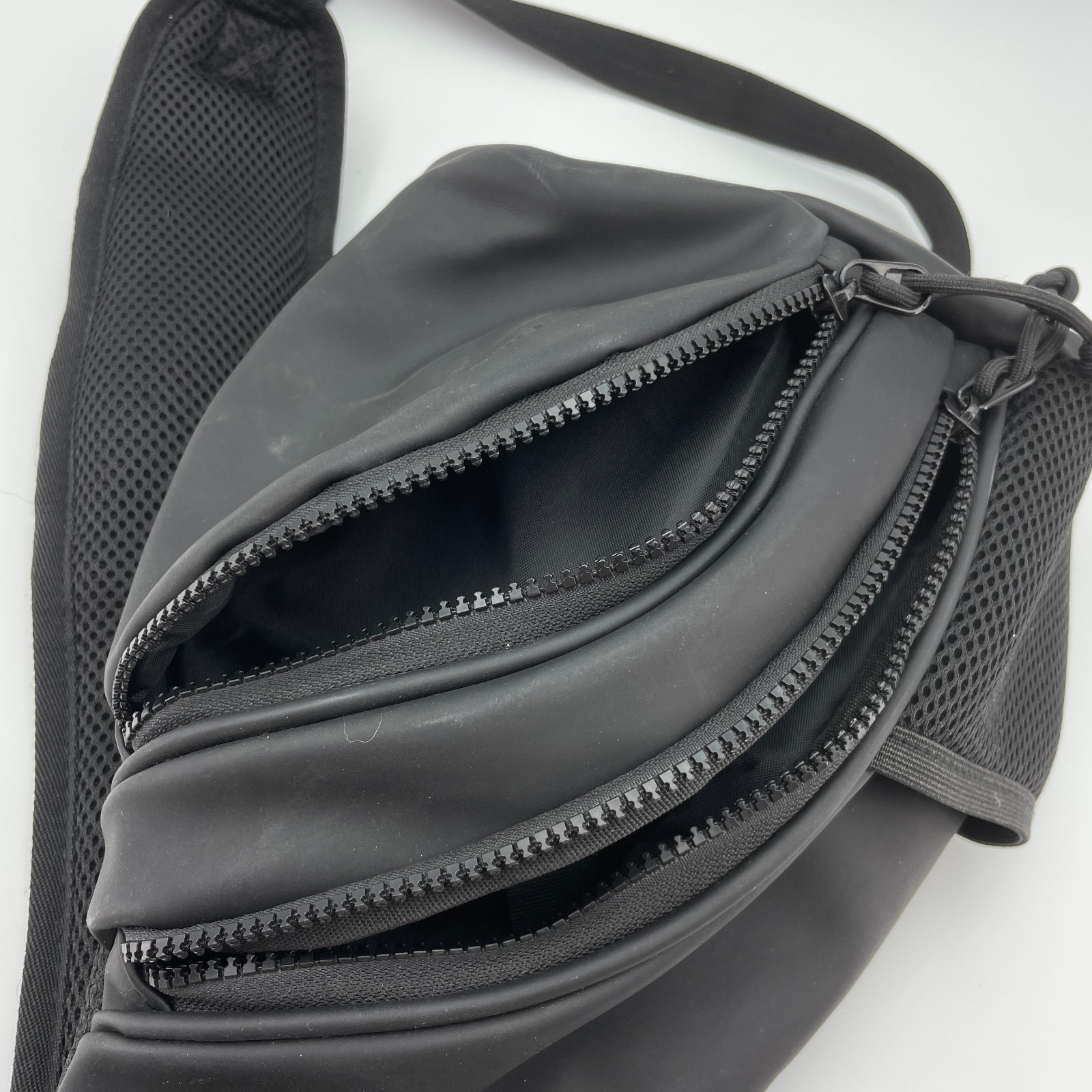 DUCHAMP Sling Backpack Crossbody Bag Black Water Resistant Zippered 13.5in