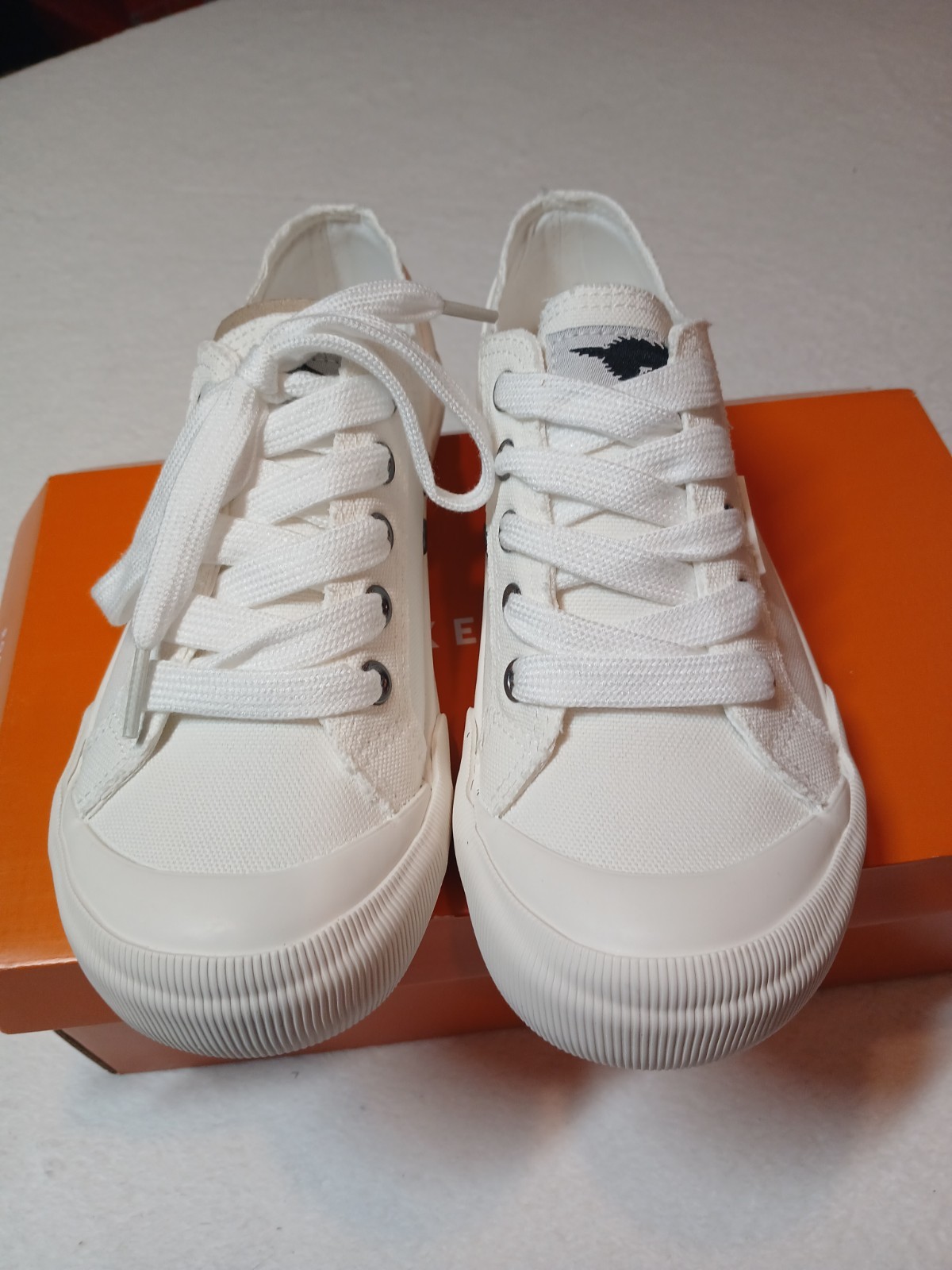Rocket Dog Cheery Women’s Shoes, White, Size 6 M New With Box