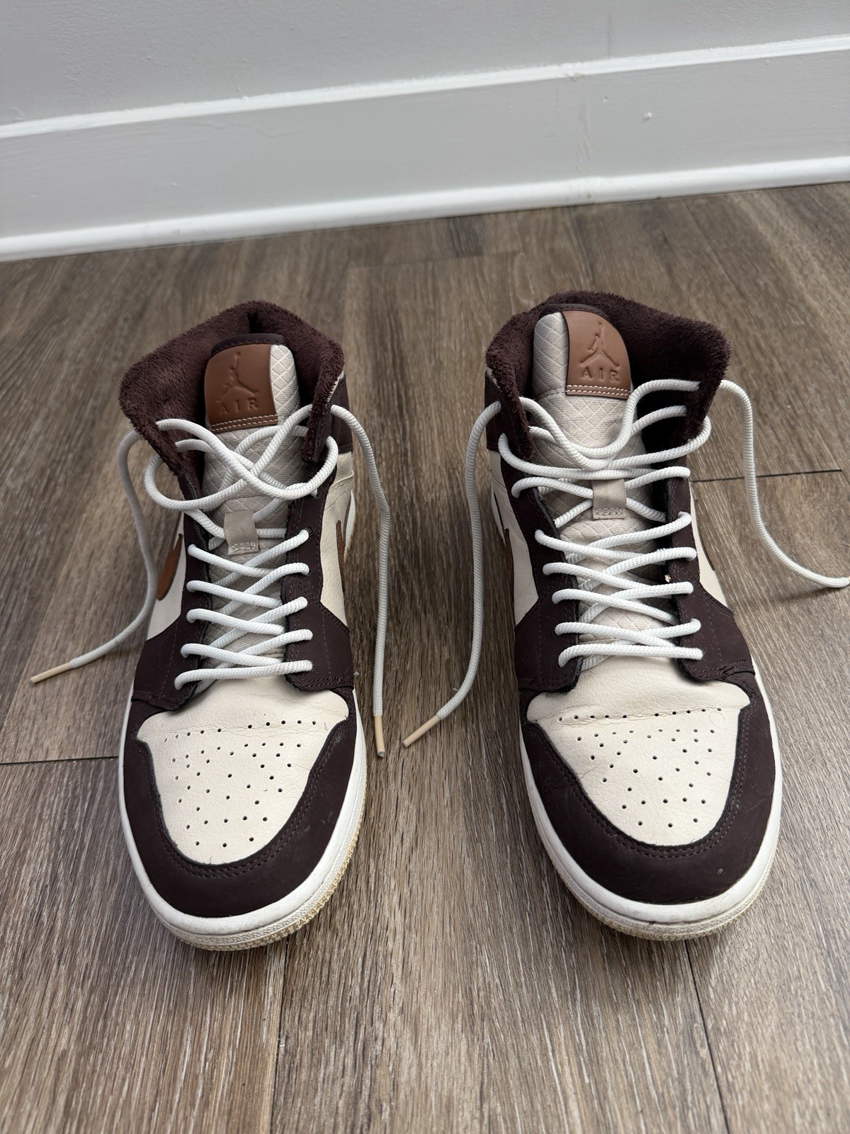 Nike Air Jordan 1 Mid SE Size 11w/9.5 In Men Good Condition