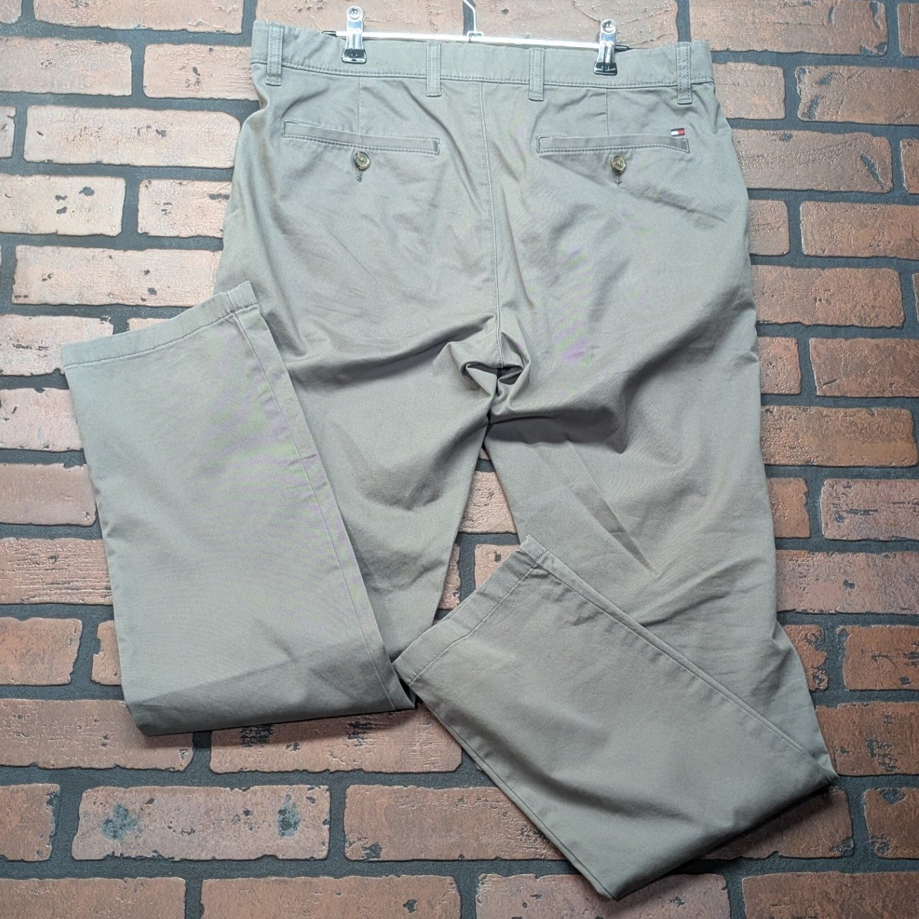 Tommy Hilfiger Men’s 33×32 Slim Fit THFlex Stretch Gray Chino Pants