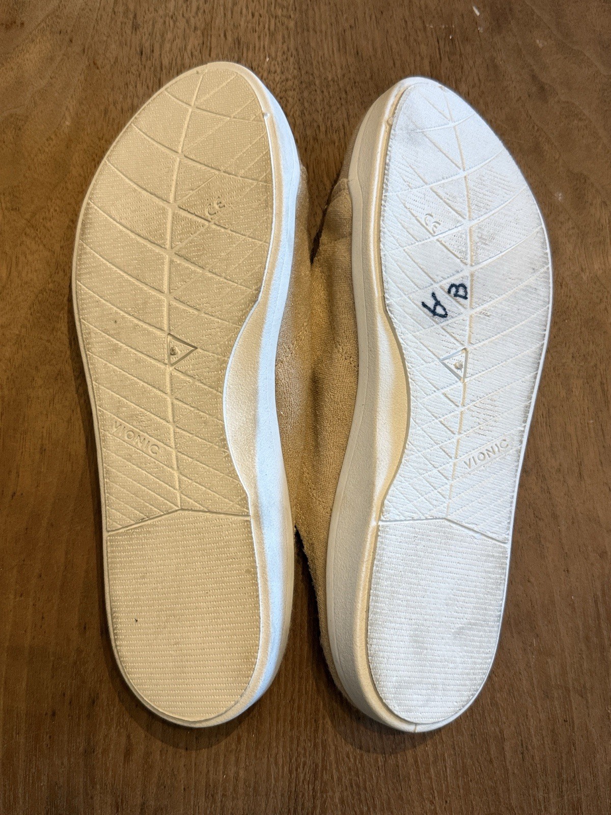 Vionic Beach Sz 9.5 Beige Casual Slip-On Loafers with Elastic Laces