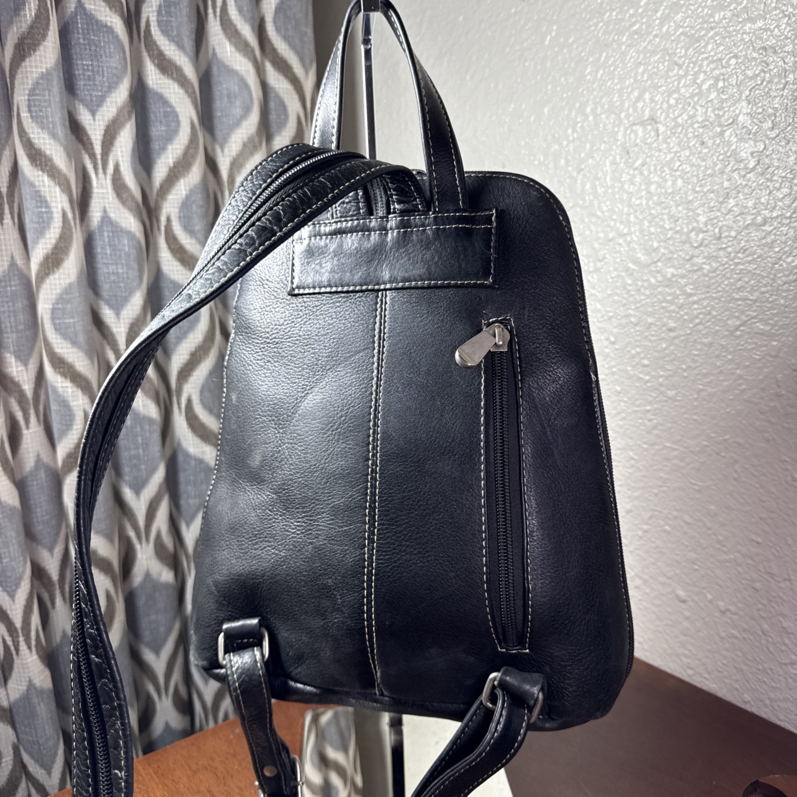 Le Donne Genuine Leather Zip Sling Or Backpack Black