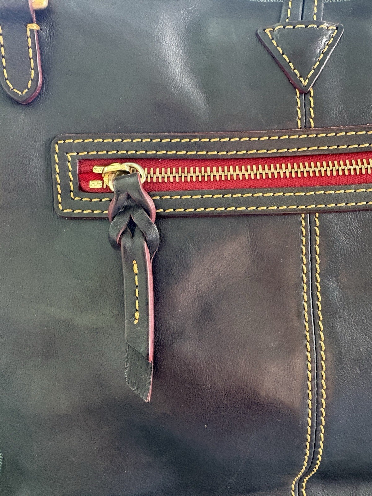 Dooney & Bourke Black Shoulder Bag Toggle/Zip Red Lined Pockets Gold Dust Bag