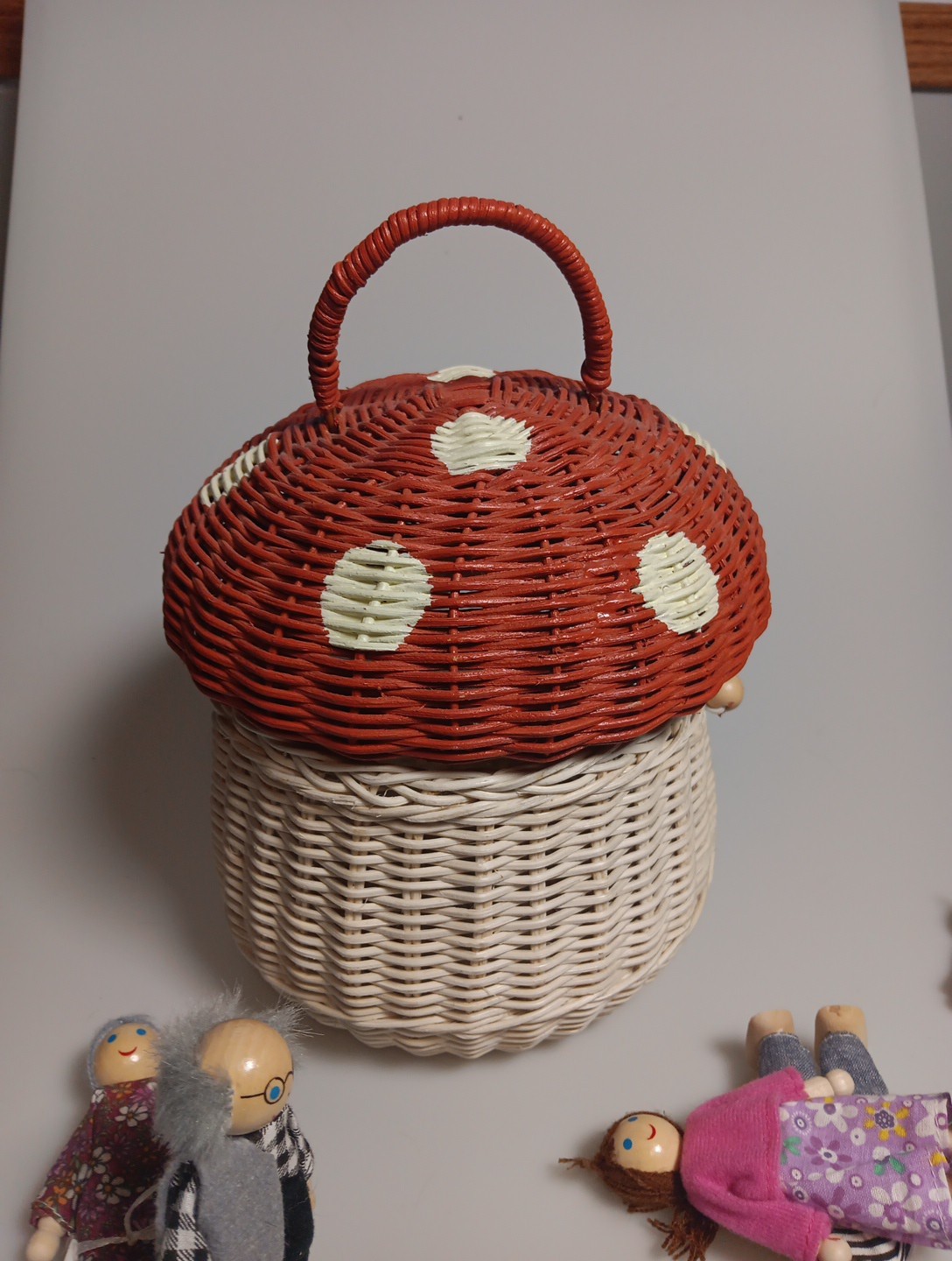 Rattan Mushroom Basket Purse Whimsical Storage Handbag With 5 Wooden Dolls Wow!