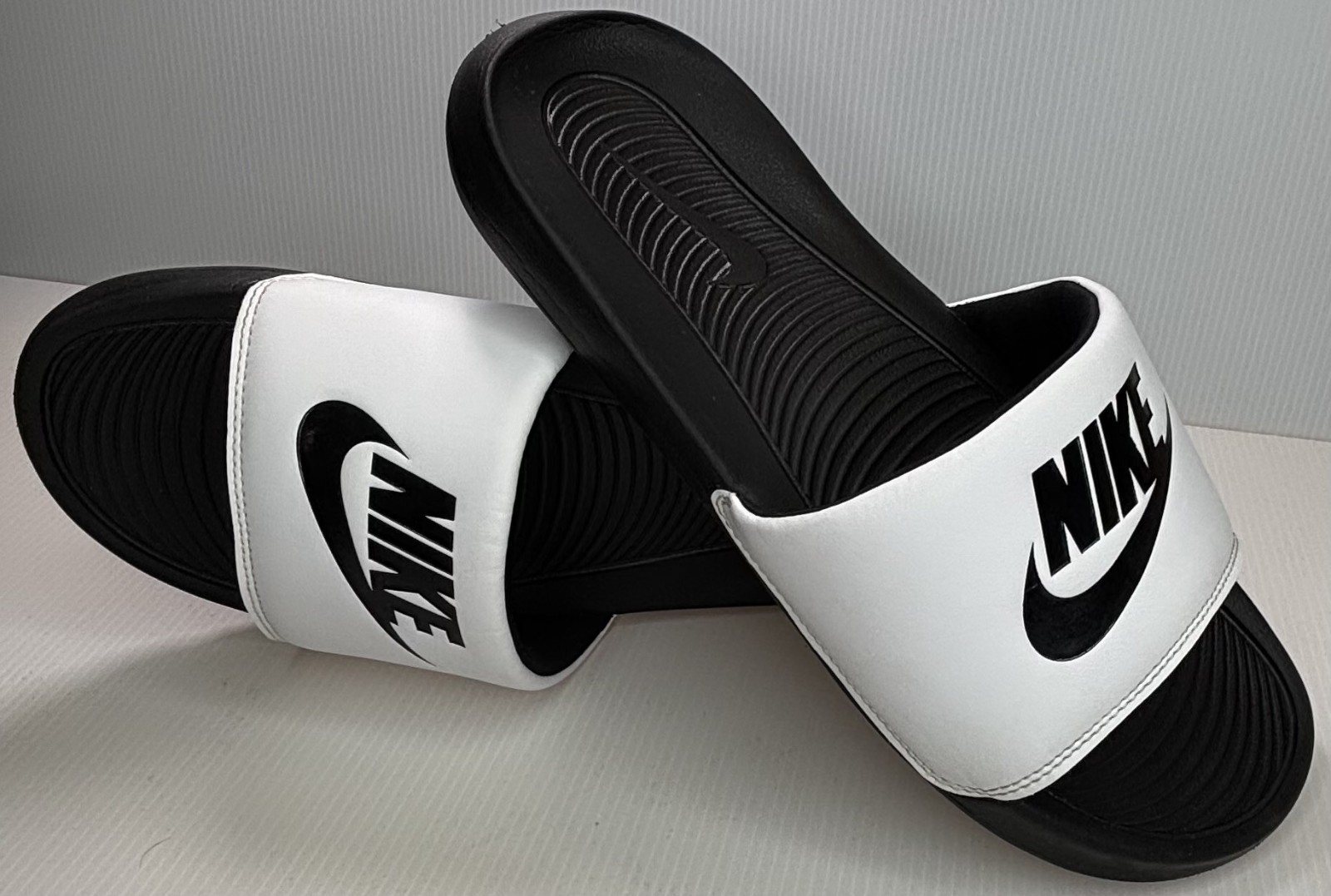 NIKE MEN’S VICTORI ONE SLIDES blk/wht/blk CN9675-005 Sandals Size 10