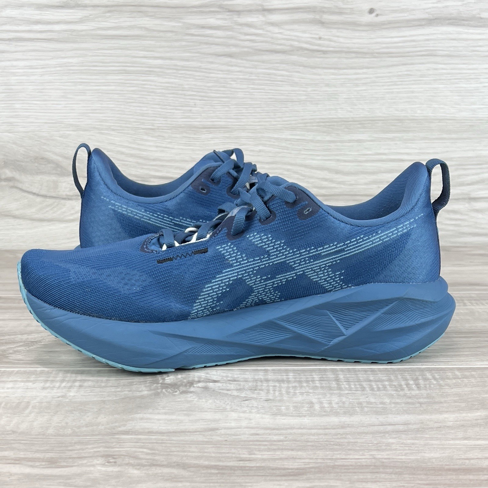 Asics NOVABLAST 5 Blue Low Top Running Shoes Men’s Sz 12.5 1011B974-405