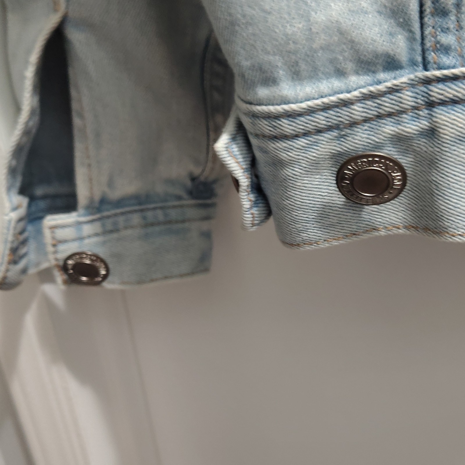 American Eagle Outfitters Men’s Light Wash Denim Jacket Button Front