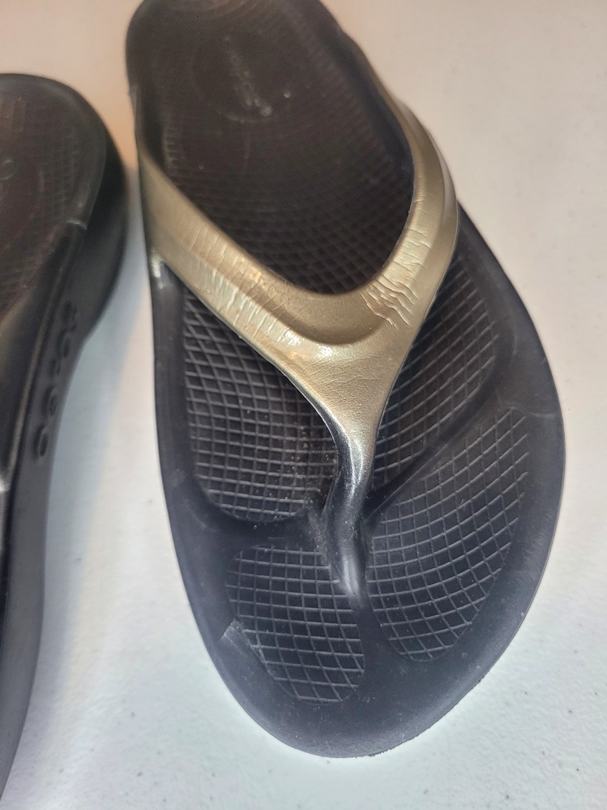 Oofos Oolala Recovery Thong Sandals Flip Flops Womens 6 Silver Metallic Comfort
