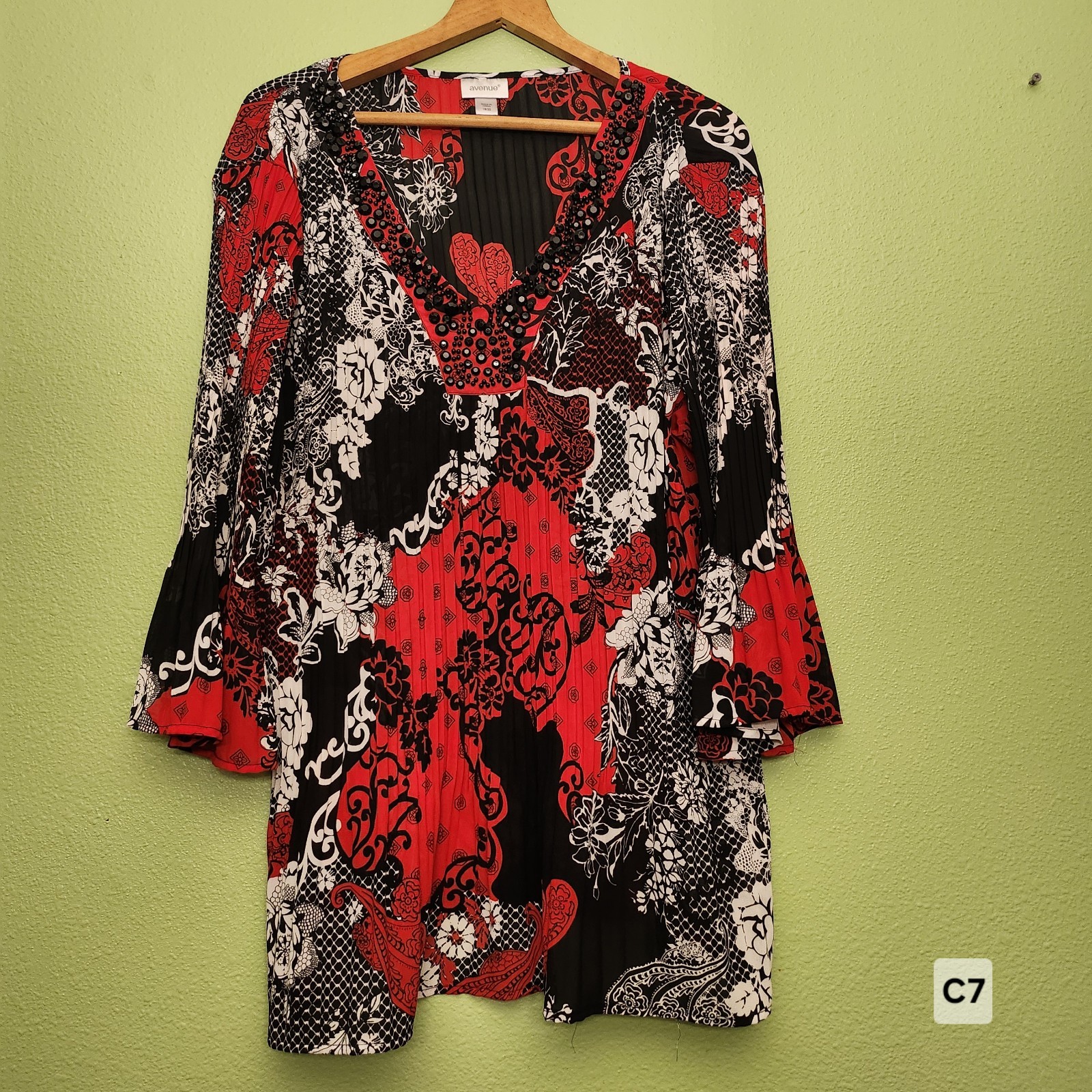 Avenue Red/Black Paisley Top 3/4 sleeves with Bell flare, V-neck Women’s 18/20