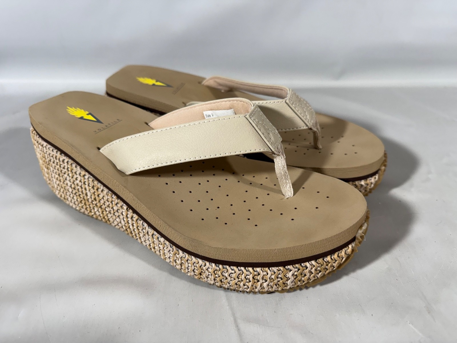 Volatile Island 2 Platform Wedge Sandals Slides Womens Sz 9 Raffia Thong Cream n