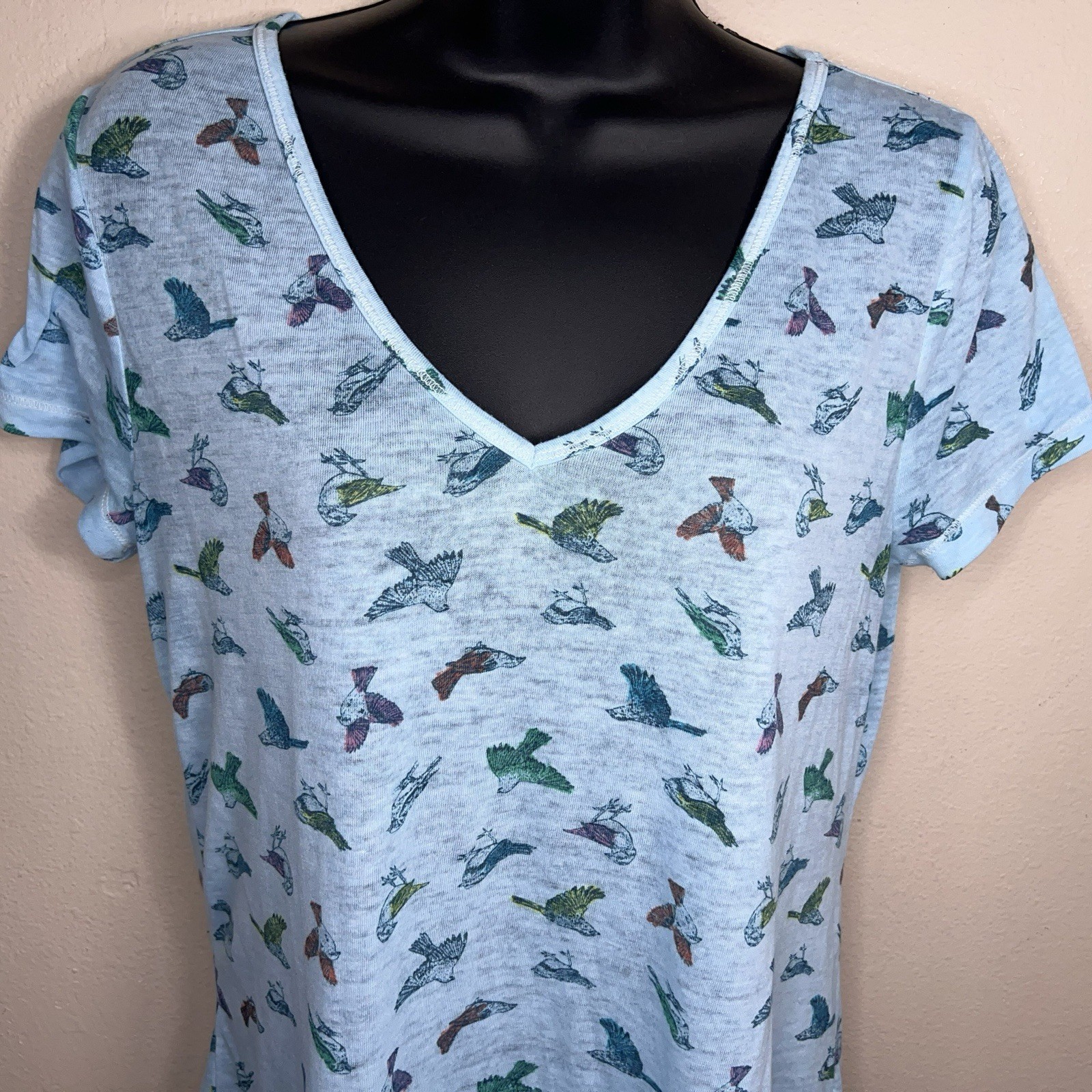 Medium Juniors Mudd Blue Colorful Bird Print Vneck Tee Tshirt Lightweight