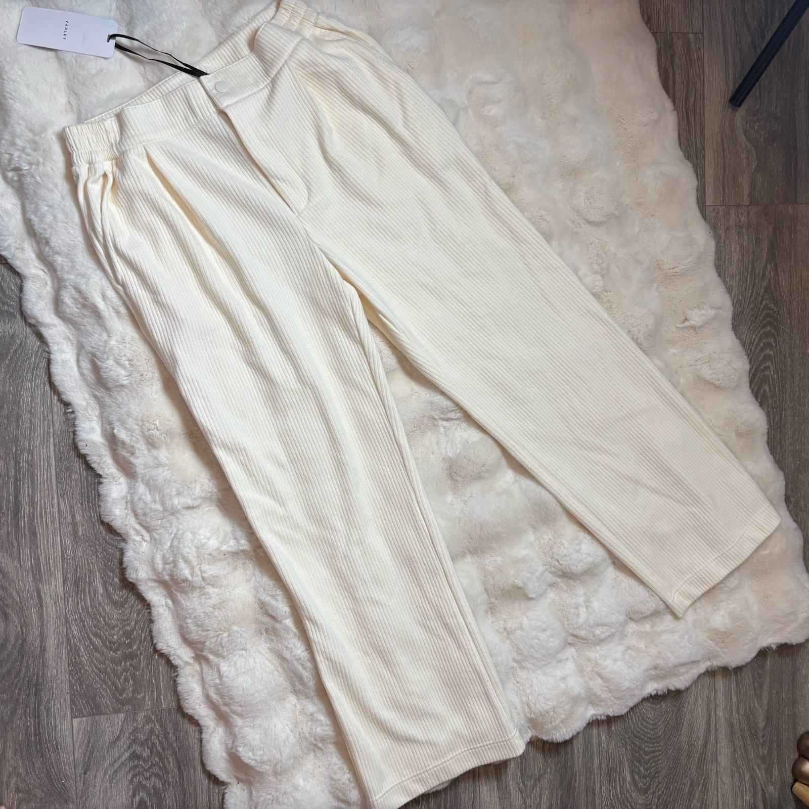 Varley Aberdeen straight leg pants in egret – medium nwt
