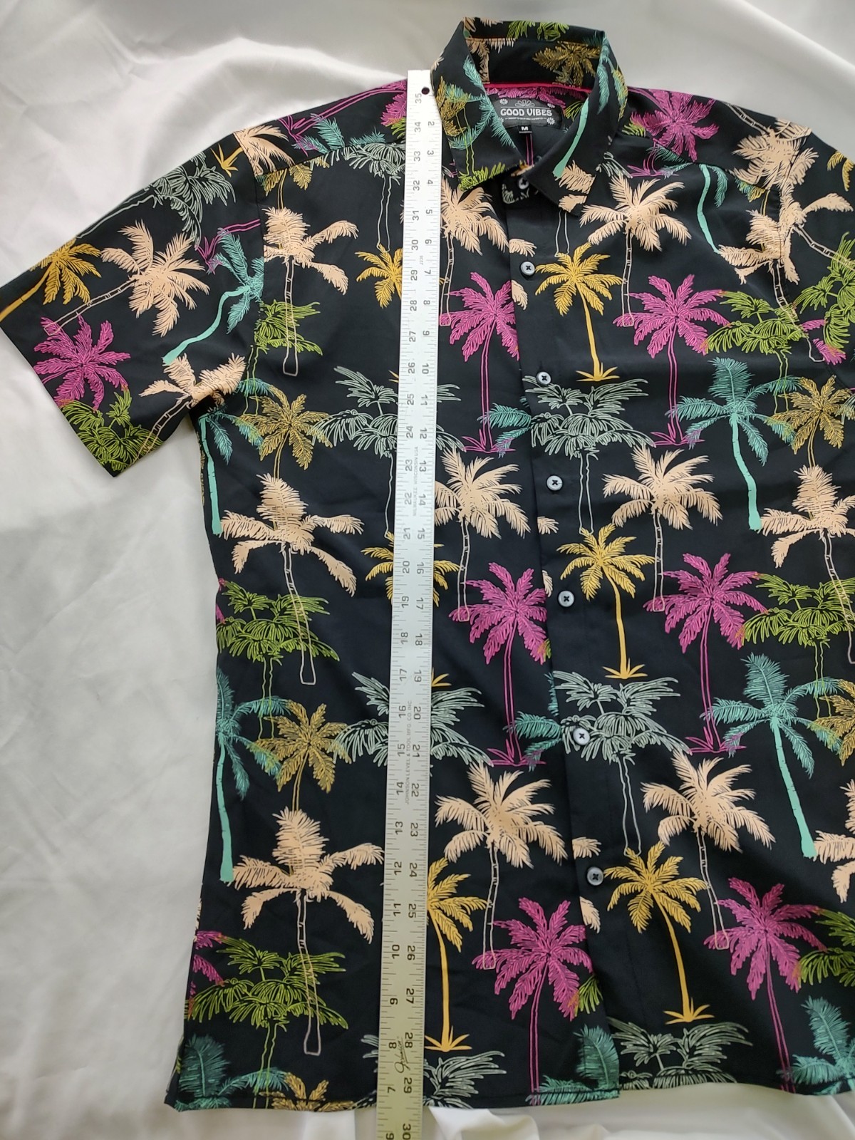 Good Vibes Mens Size Medium Poly/Spandex Blend Short Sleeve Hawaiian Button Up