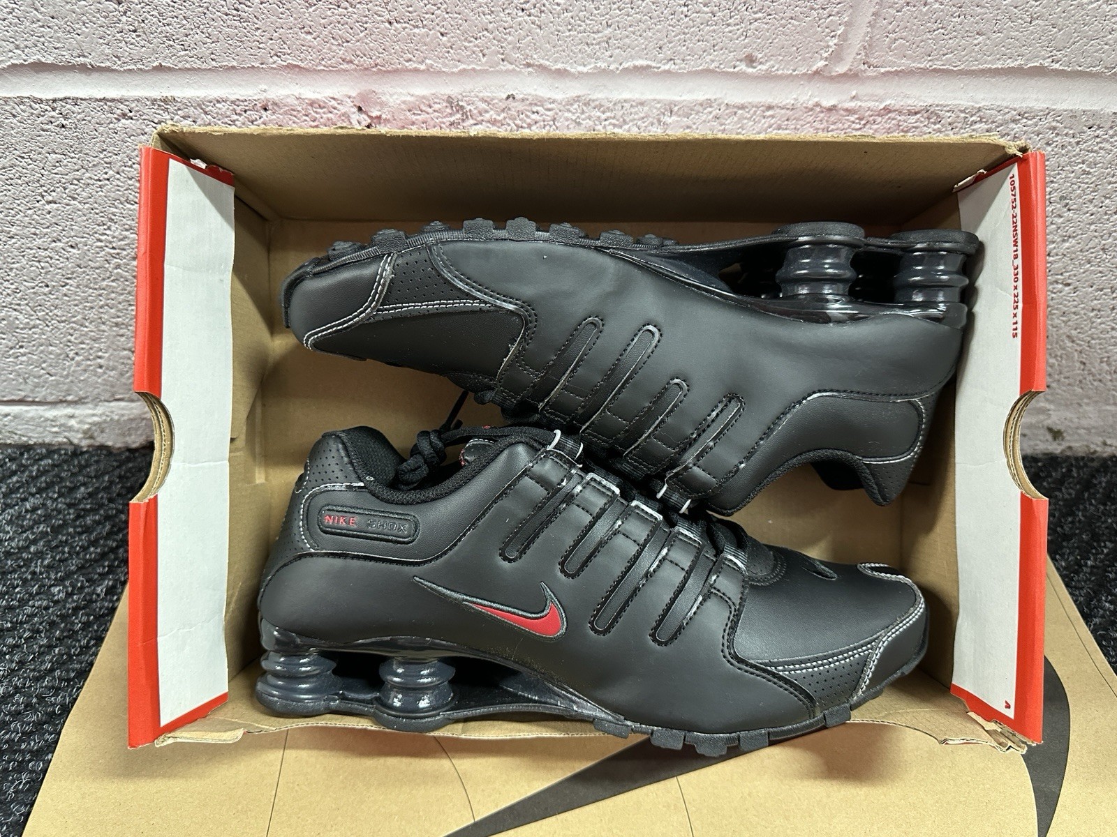 Size 9.5 – New Nike Shox NZ Black/Varisty Red-White 378341-017