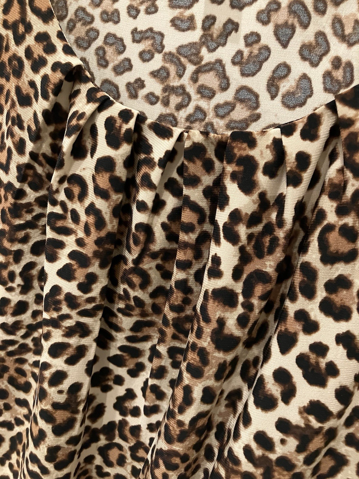 Roz & Ali Leopard Print Pleated Sleeveless Blouse — Size Small