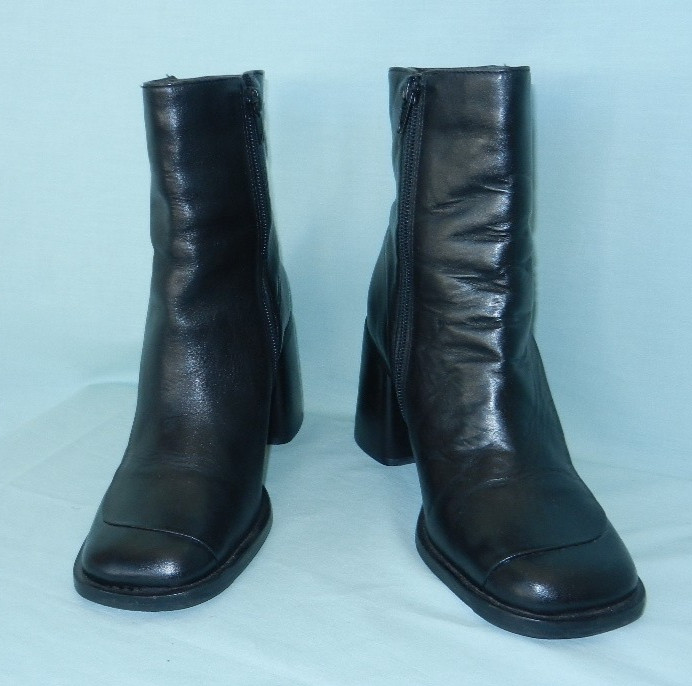 CANDIE’S Y2K Black Leather 3.5″ High Chunky Heels Square Toes Ankle Booties, 8M