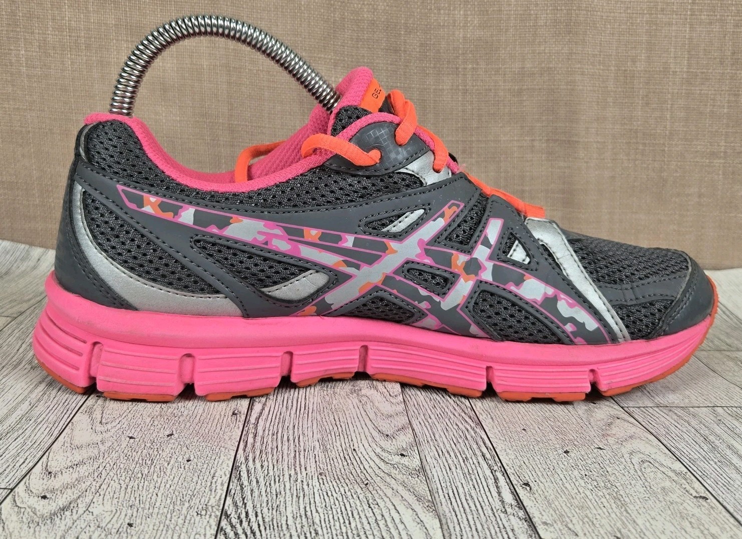 Asics Womens Gel Extreme 33 Gray Pink Camo Running Shoes Sneakers Size 6.5 EUC