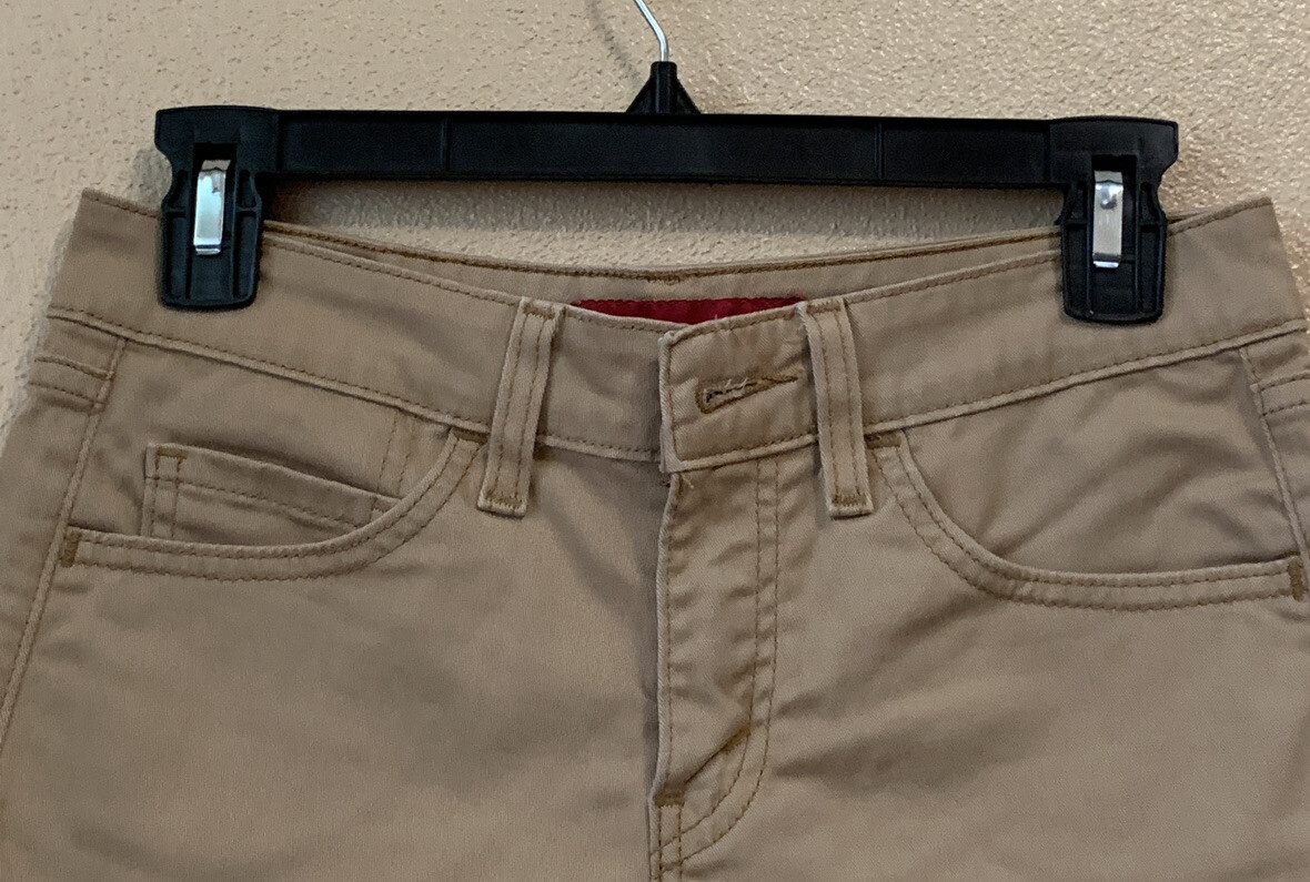 EUC Levi’s Womens Shorts 98% Cotton / 2%elastomer Superlow Stretch Size 3JR