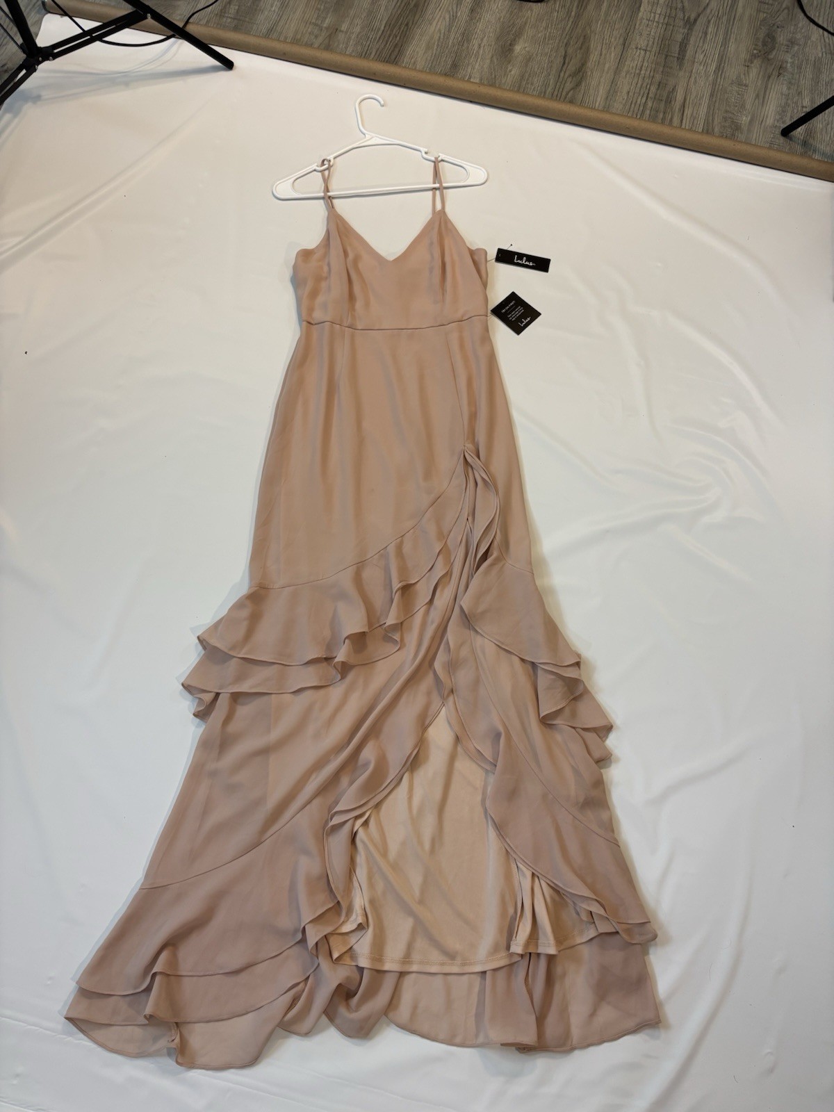 Lulus Women’s Beige V-Neck Chiffon Ruffle Maxi Dress Polyester Size M E-7