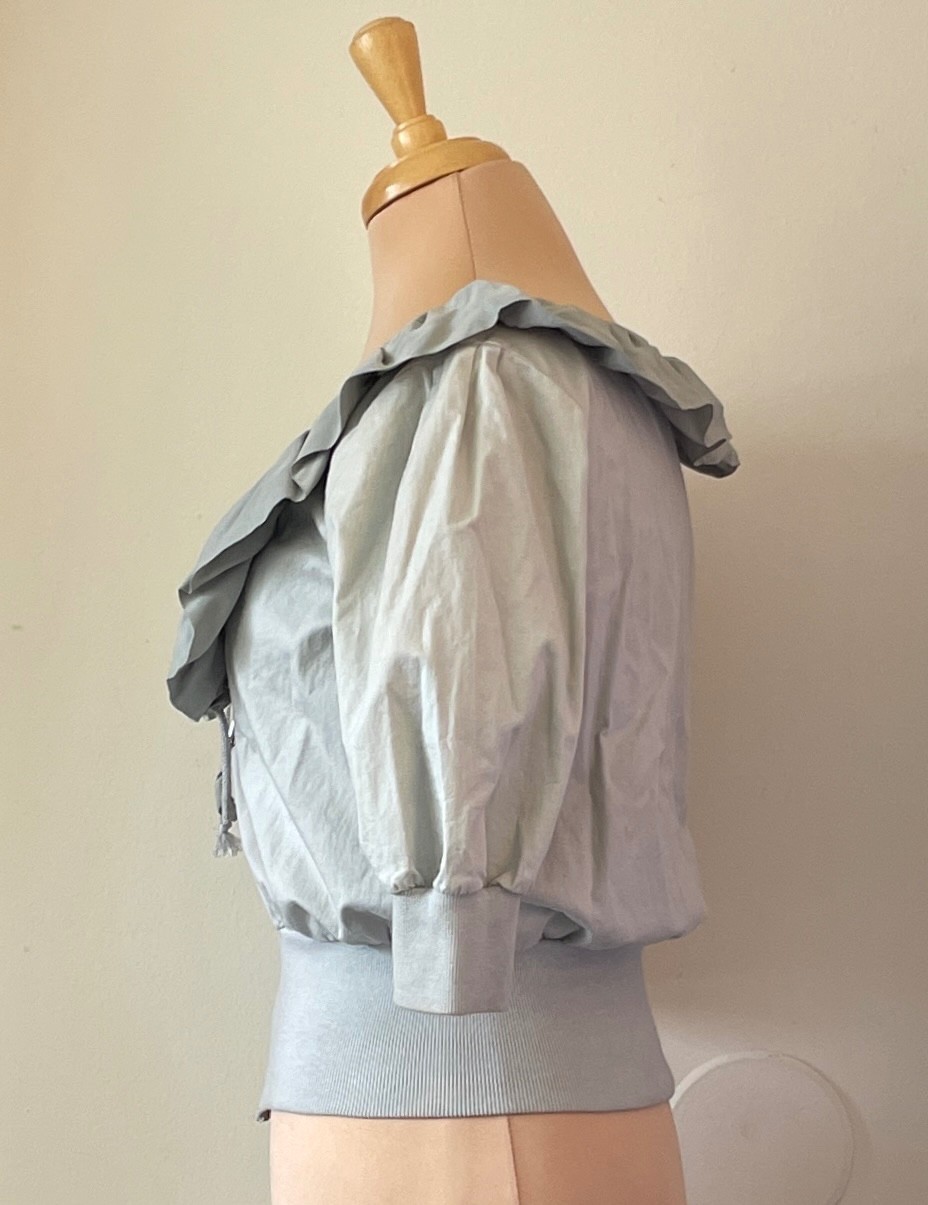 Le Donne Di Size M Soft Gray Ruffled Neckline Cropped Zip Front Top