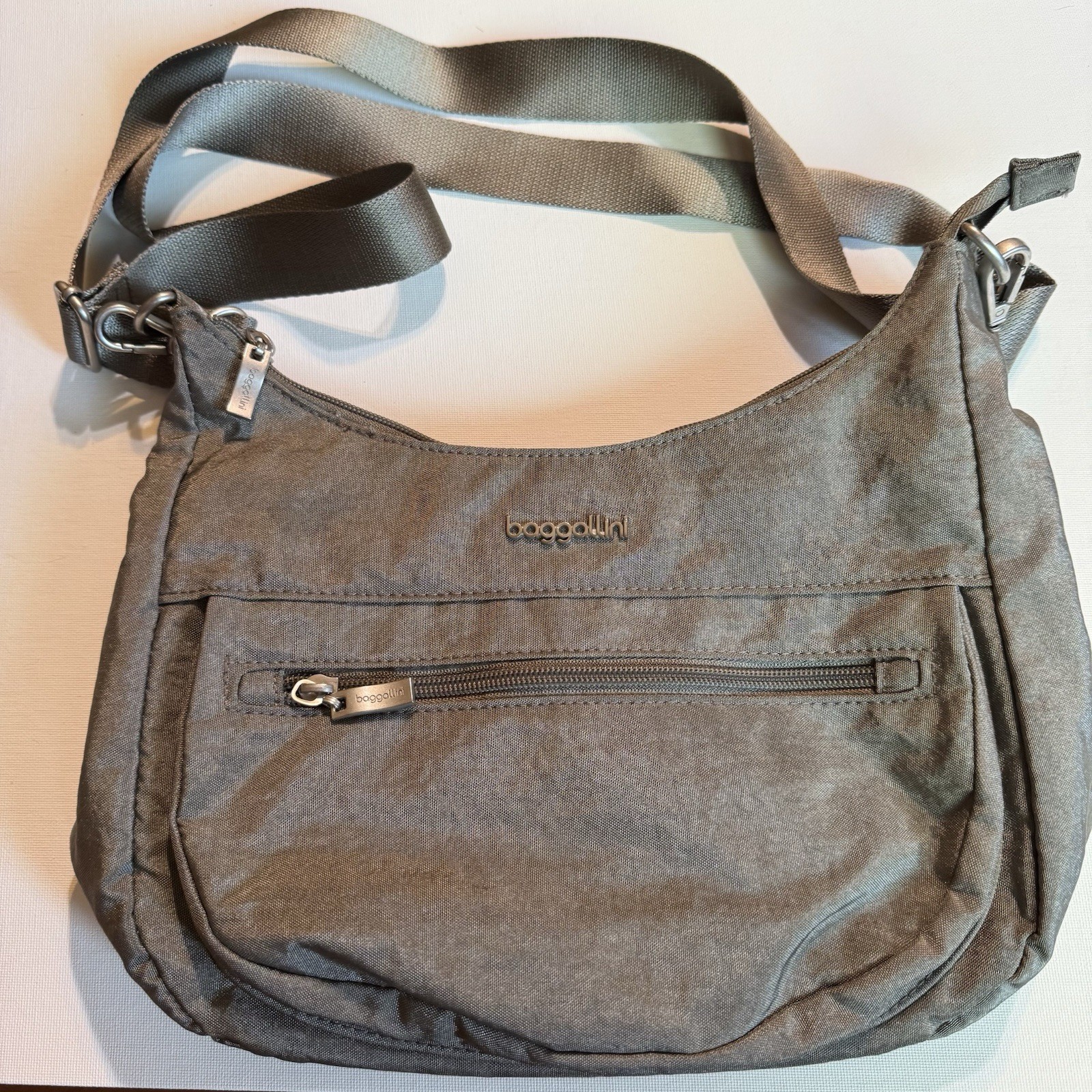 Baggallini Modern Pocket Half Moon Bag Crossbody Adjustable Strap Travel Nylon