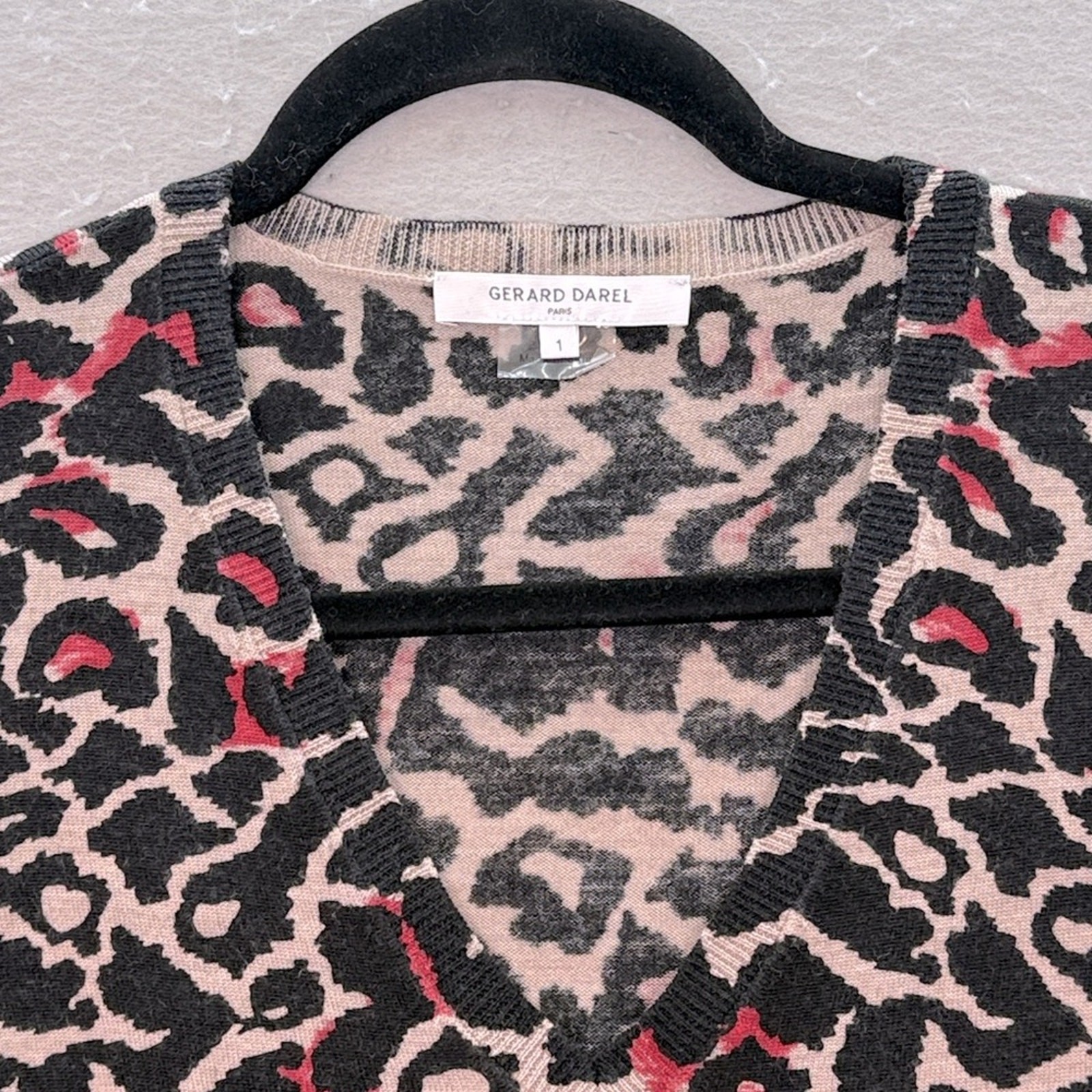 Gerard Darrel – women’s 100% wool V – neck line sweater Leopard print size 1 /M