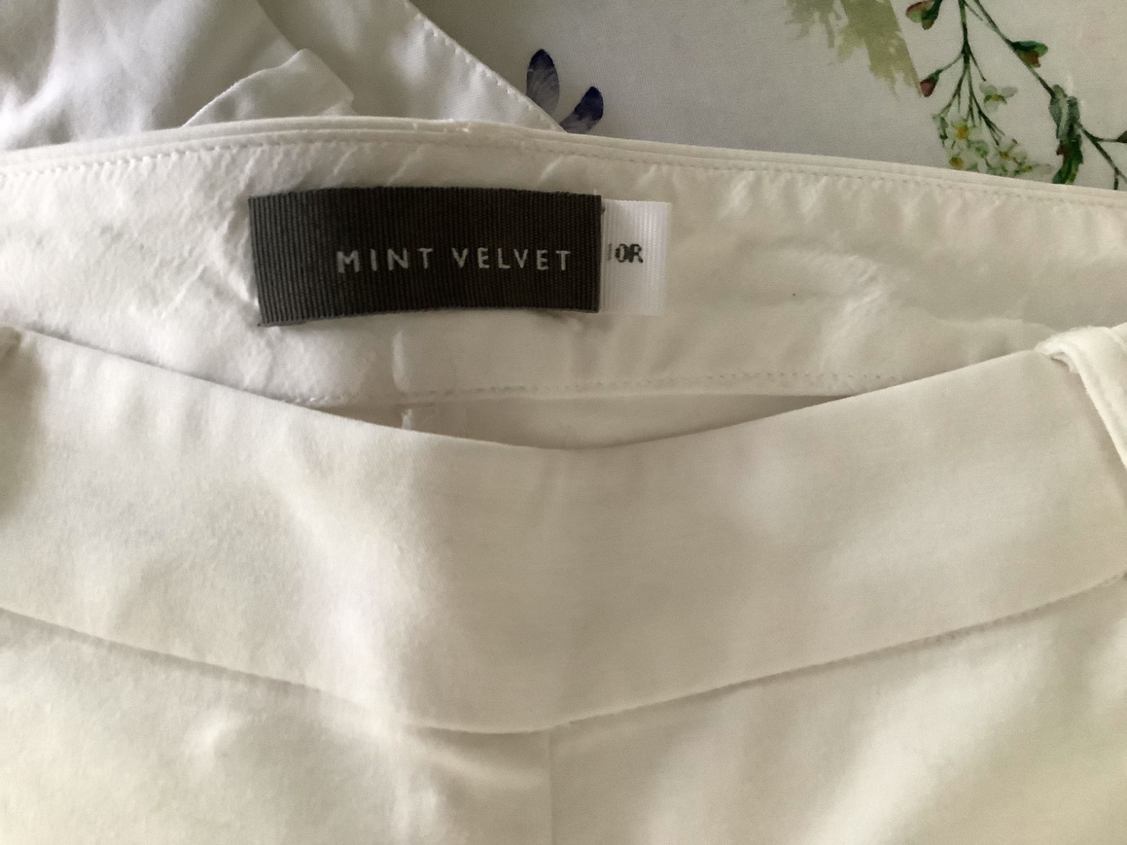 MINT VELVET: White 97%Cotton3%Elastane Capri trousers. Size: 10R See meas. below