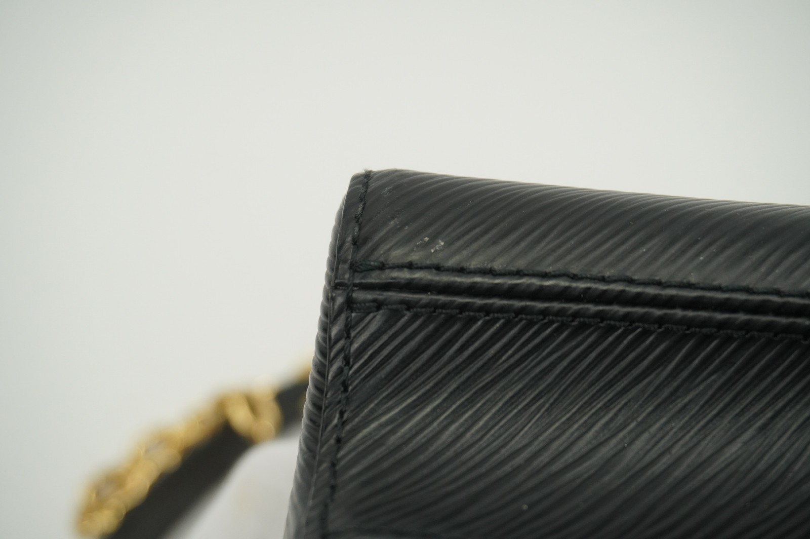 Louis Vuitton Twist MM M21554 Black Epi Leather Shoulder Bag 9.1″ x 6.7″ x 3.7″