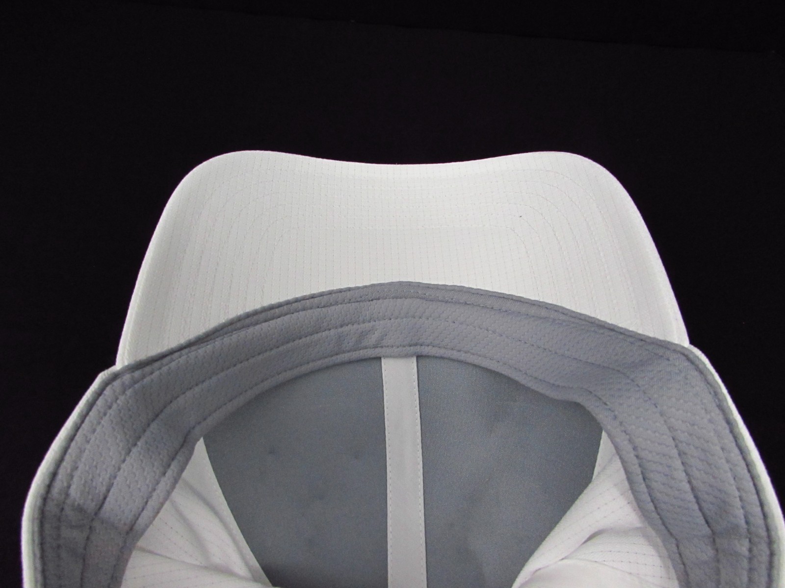 Under Armour Men’s Iso-Chill Vent Stretch White Hat 1383438 100 L/XL NWT.