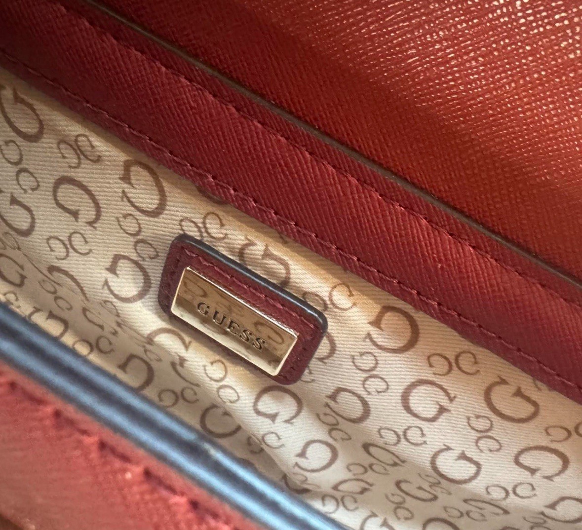 Beautiful GUESS Arnela shoulder bag in a rich burgundy/wine color
