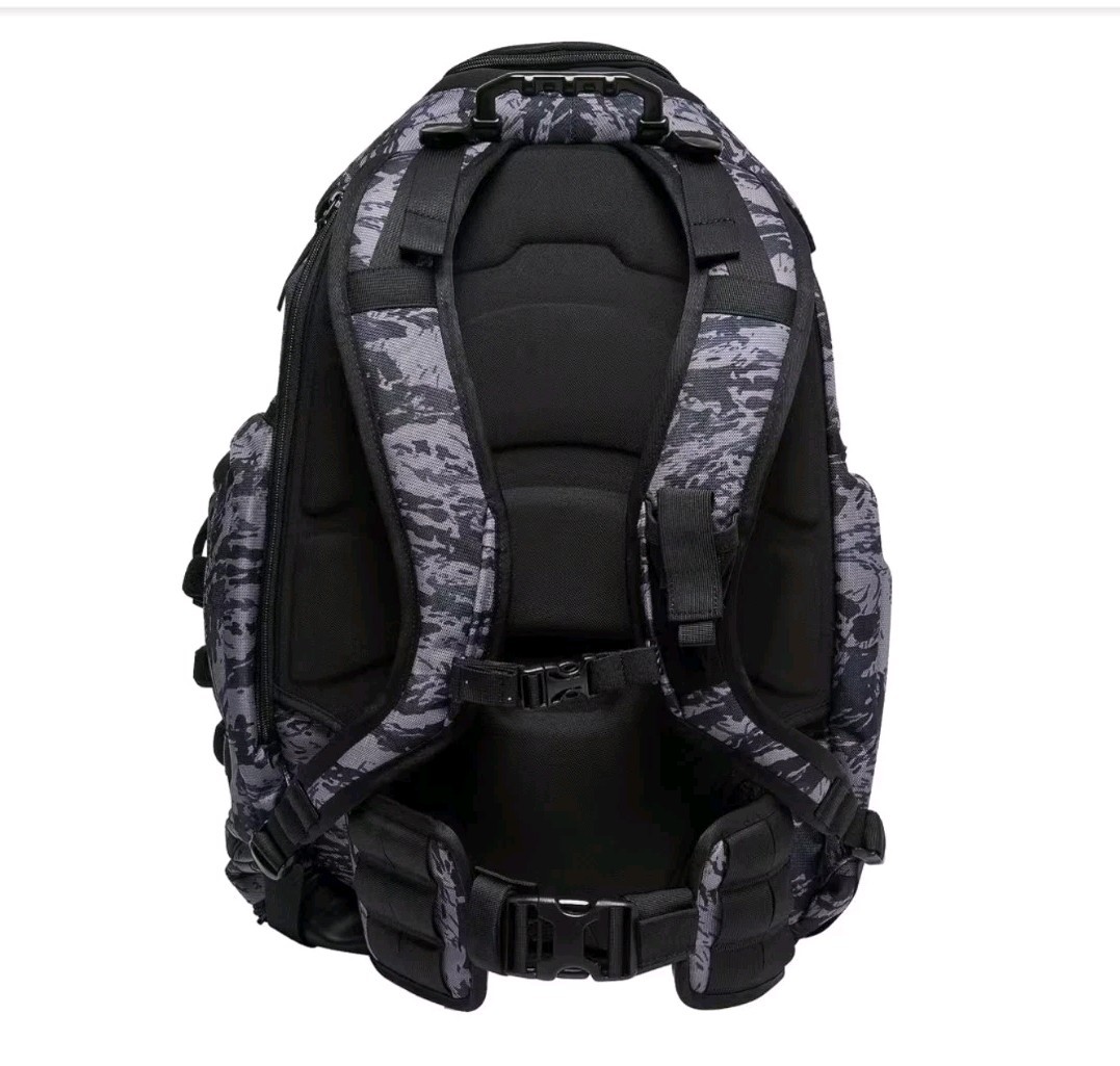 MENS OAKLEY KITCHEN SINK GRAY TIGER CAMO BACKPACK BRAND NEW WITH TAGS AUTHENTIC!