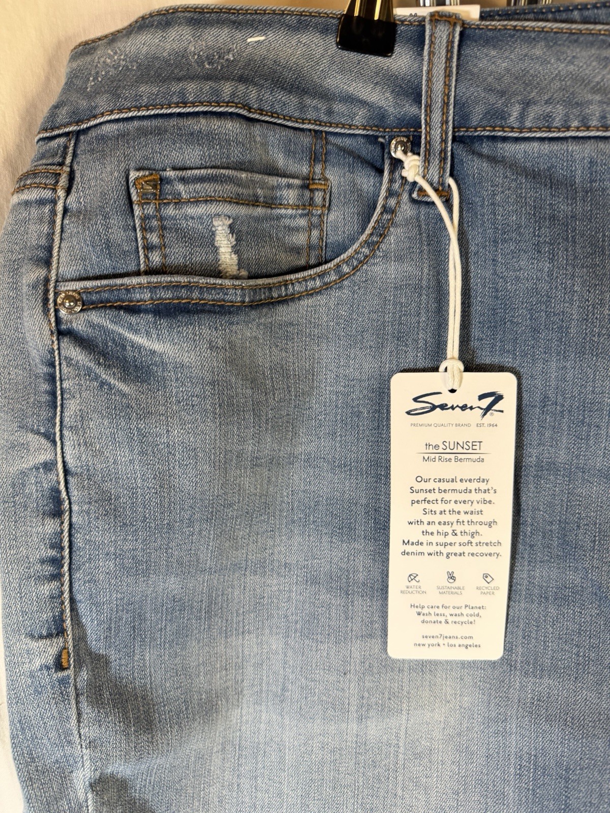 Seven7 Women’s 5″ Fray Hem Mid Rise Comfortable Denim Weekend Short Size 24