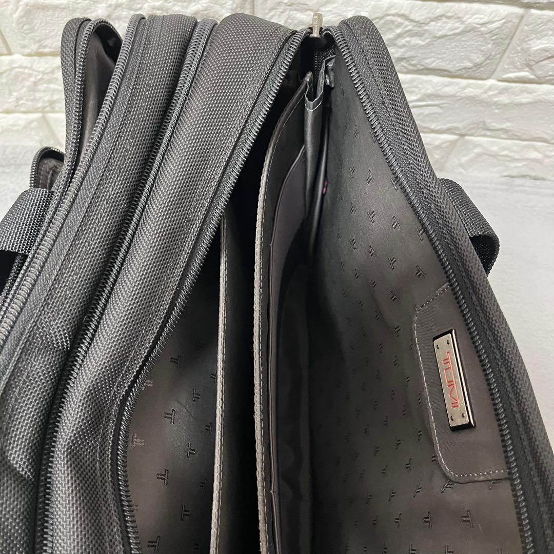 TUMI Alpha 26141D4 Black 2Way Expandable Briefcase 2 Compartment Auth