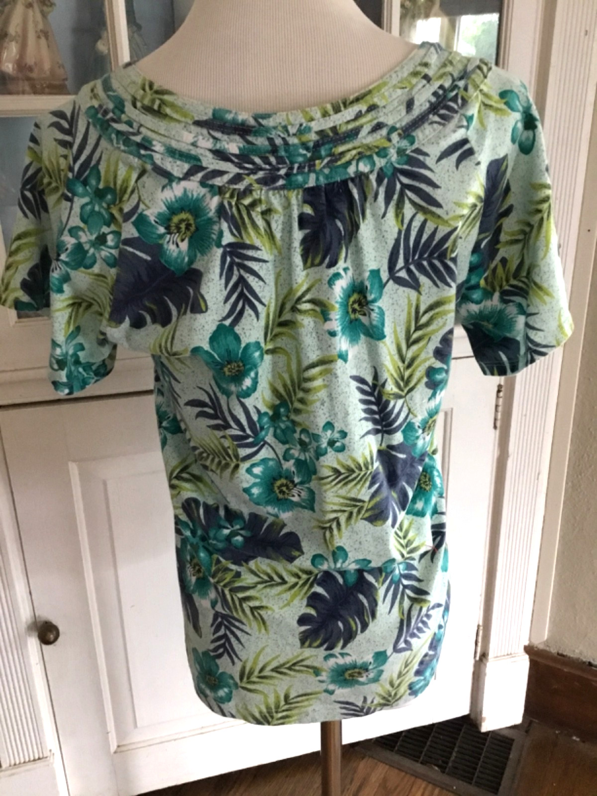 SHENANIGANS Vibrant Tropical Teal Floral Short Sleeve Pleated U Neckline Top S