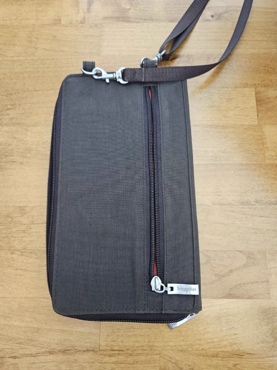 Excellent Condition Baggallini zip-around travel organizer wallet