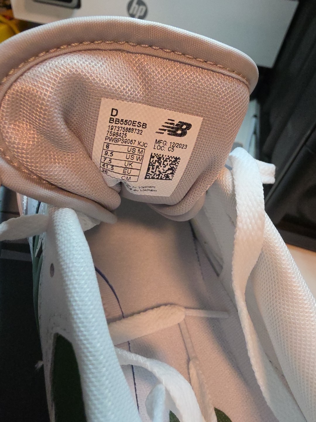 Size M8 NEW BALANCE 550