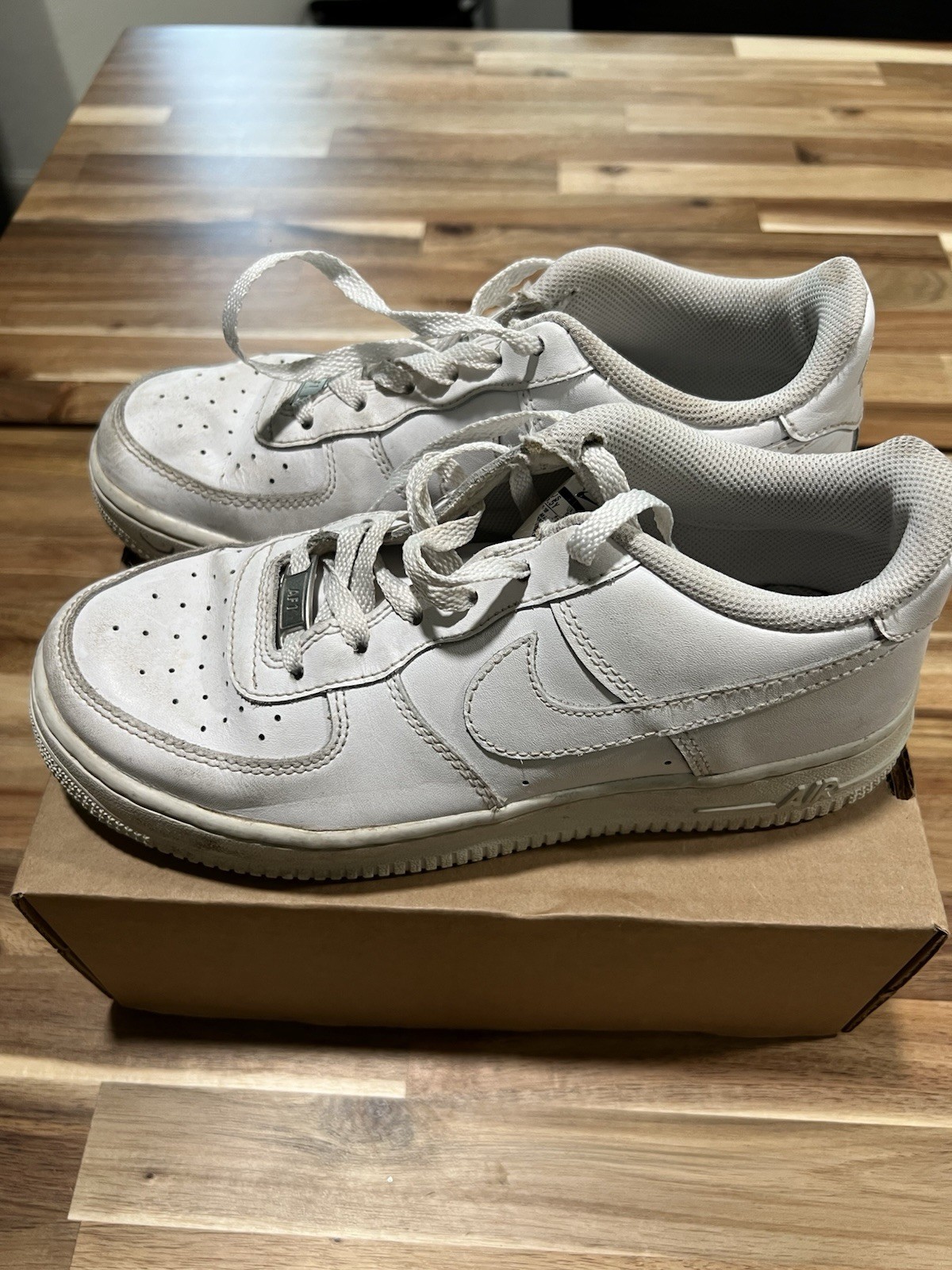 Nike Air Force 1 Low Men’s White Low Top Lace-Up Athletic Sneakers Pre-Owned