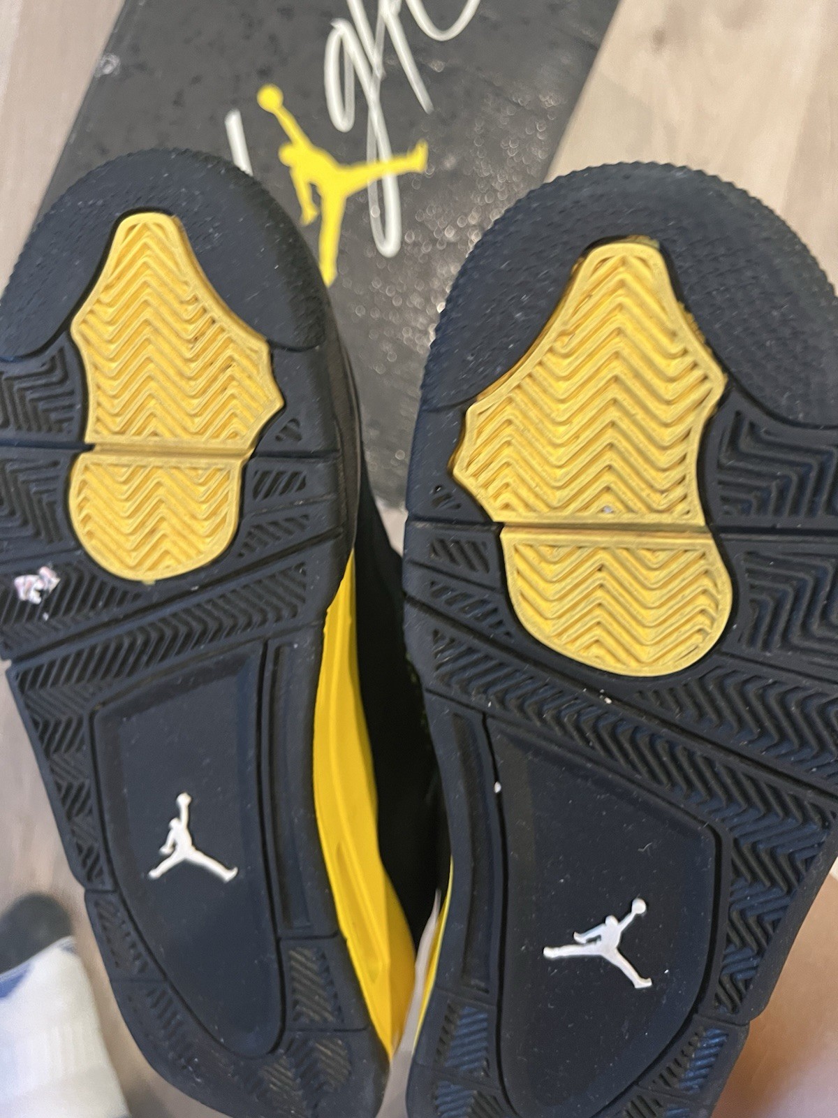 Size 9 – Jordan 4 Retro Mid Thunder