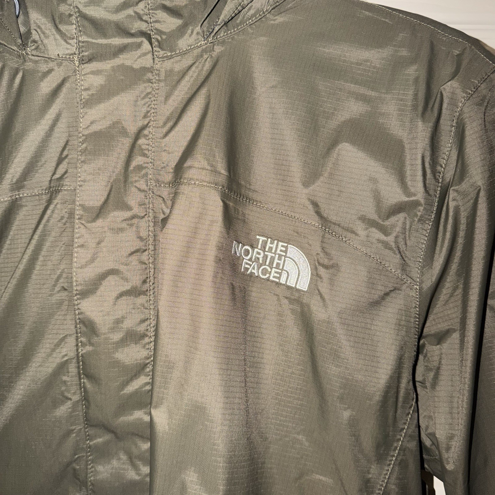 The North Face DryVent Men’s M Hooded Zip Nylon Mid-Length Rain Coat Green