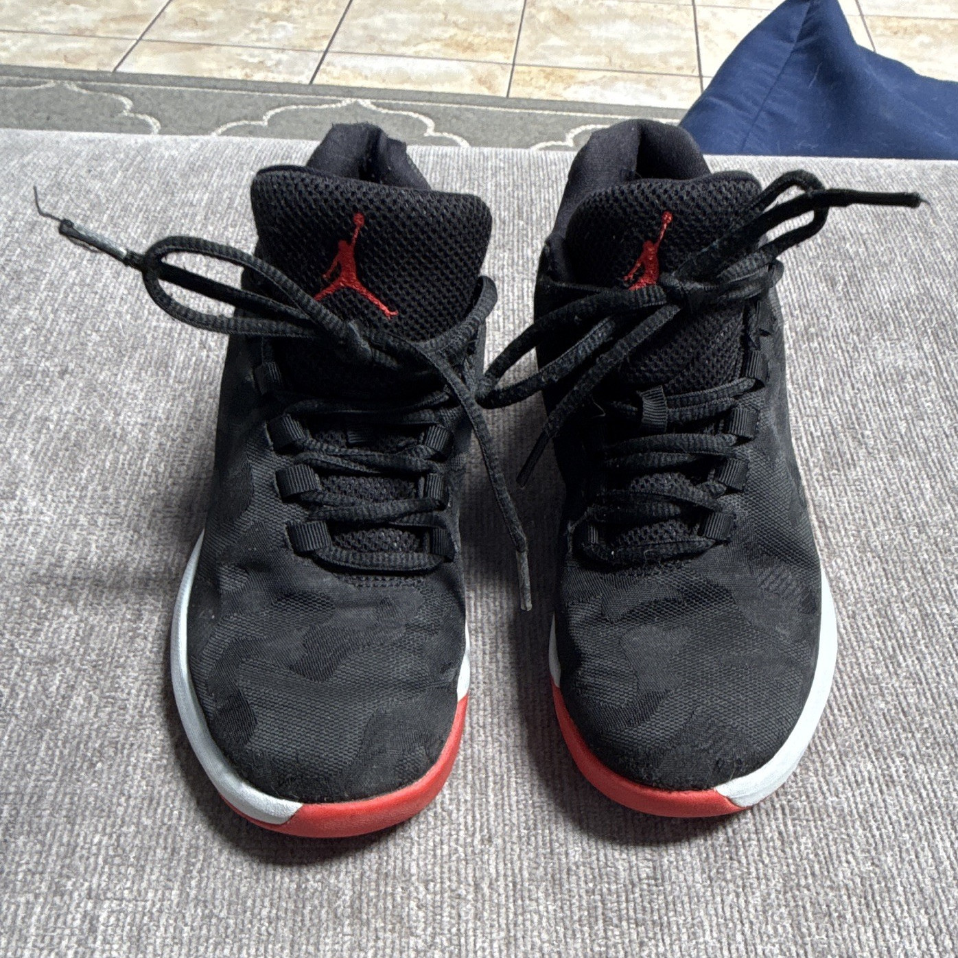 Jordan B.Fly Unisex Kids Basketball Sneakers Black/Red/White Low Top 4.5Y