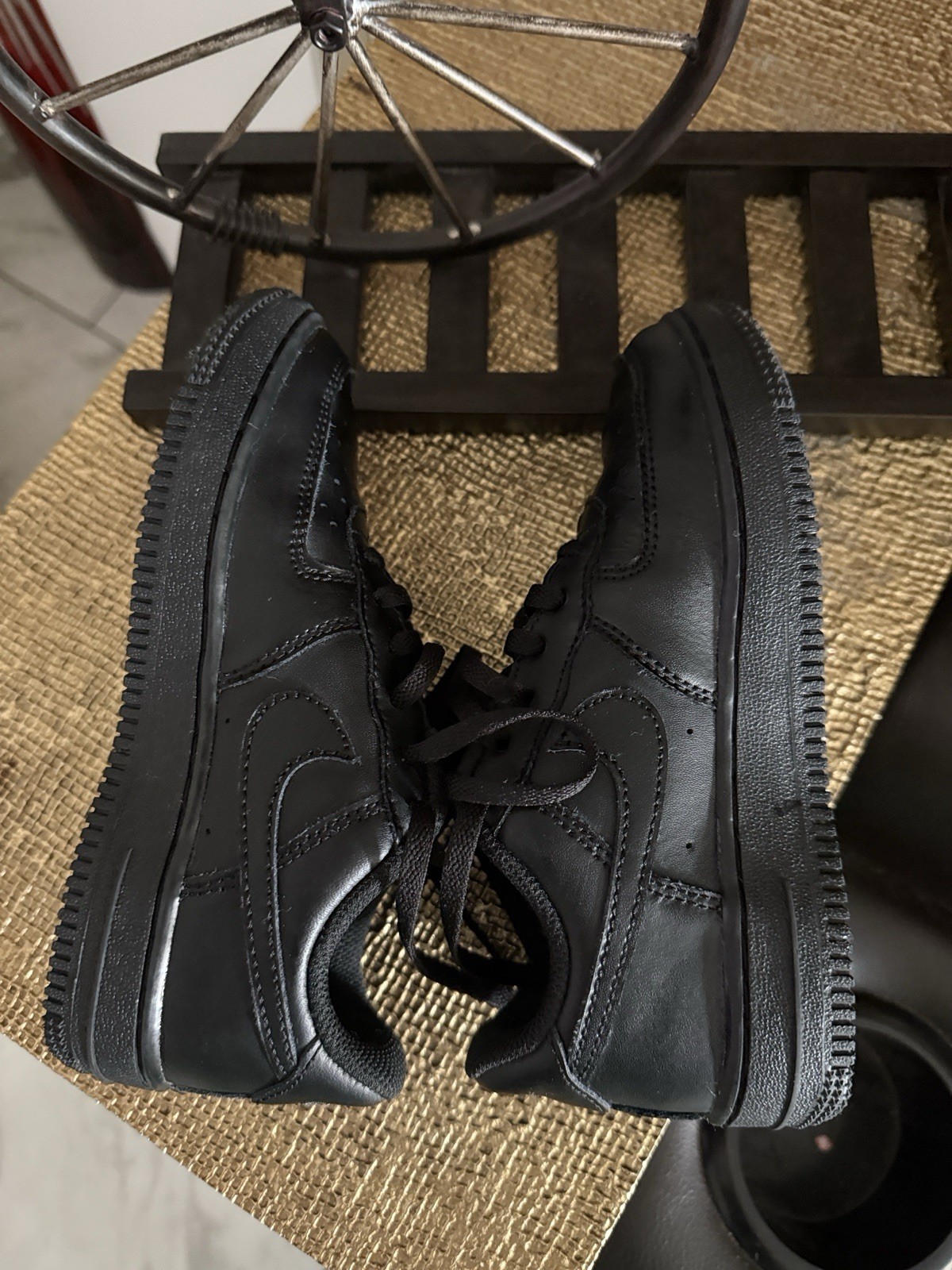 Kids Nike Black Low Top Athletic Sneakers Leather Upper Rubber Outsole Lace-Up