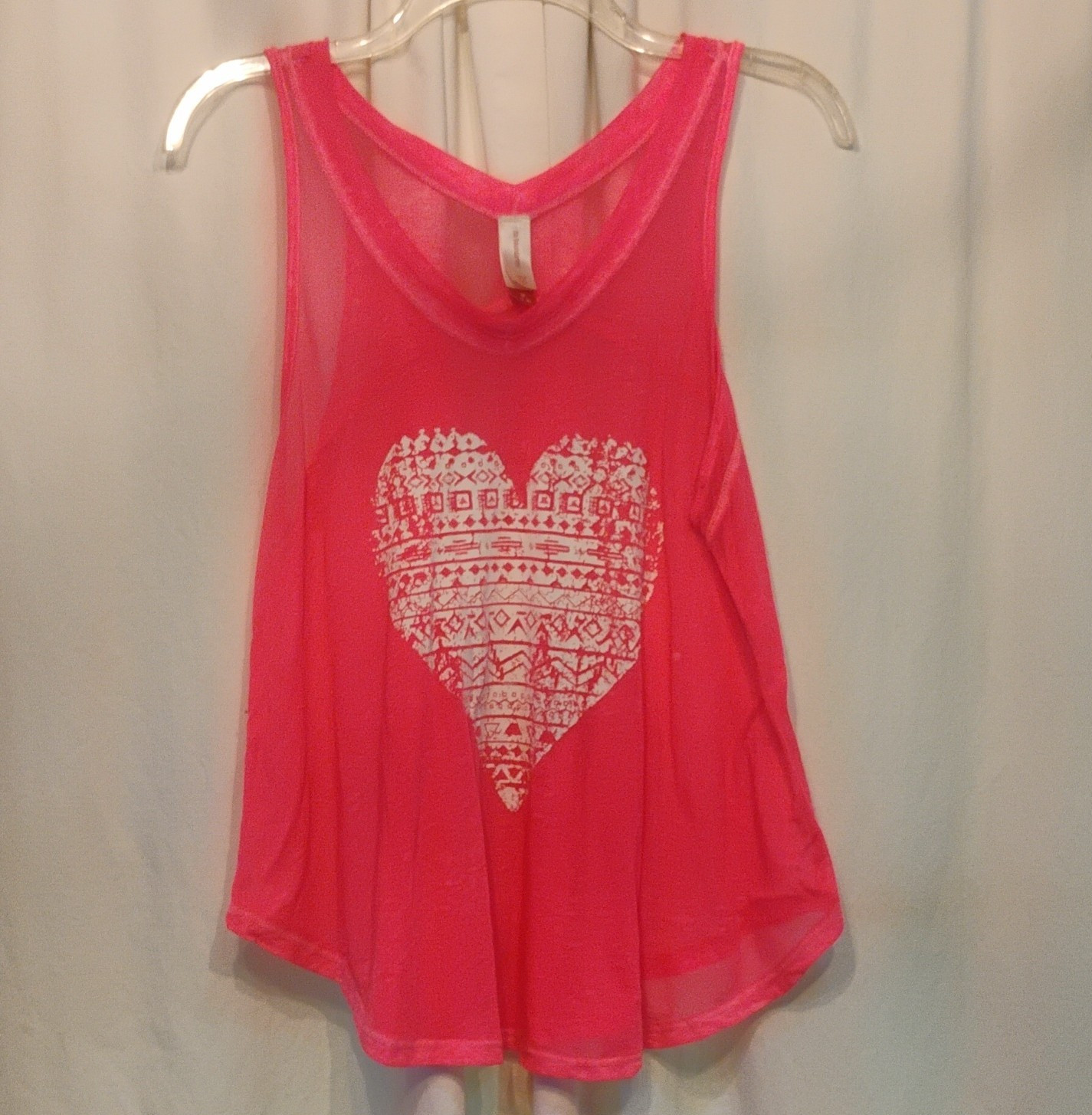 No Boundaries Women’s Pink Sheer Racerback Tank Top V-Neck Heart Graphic M