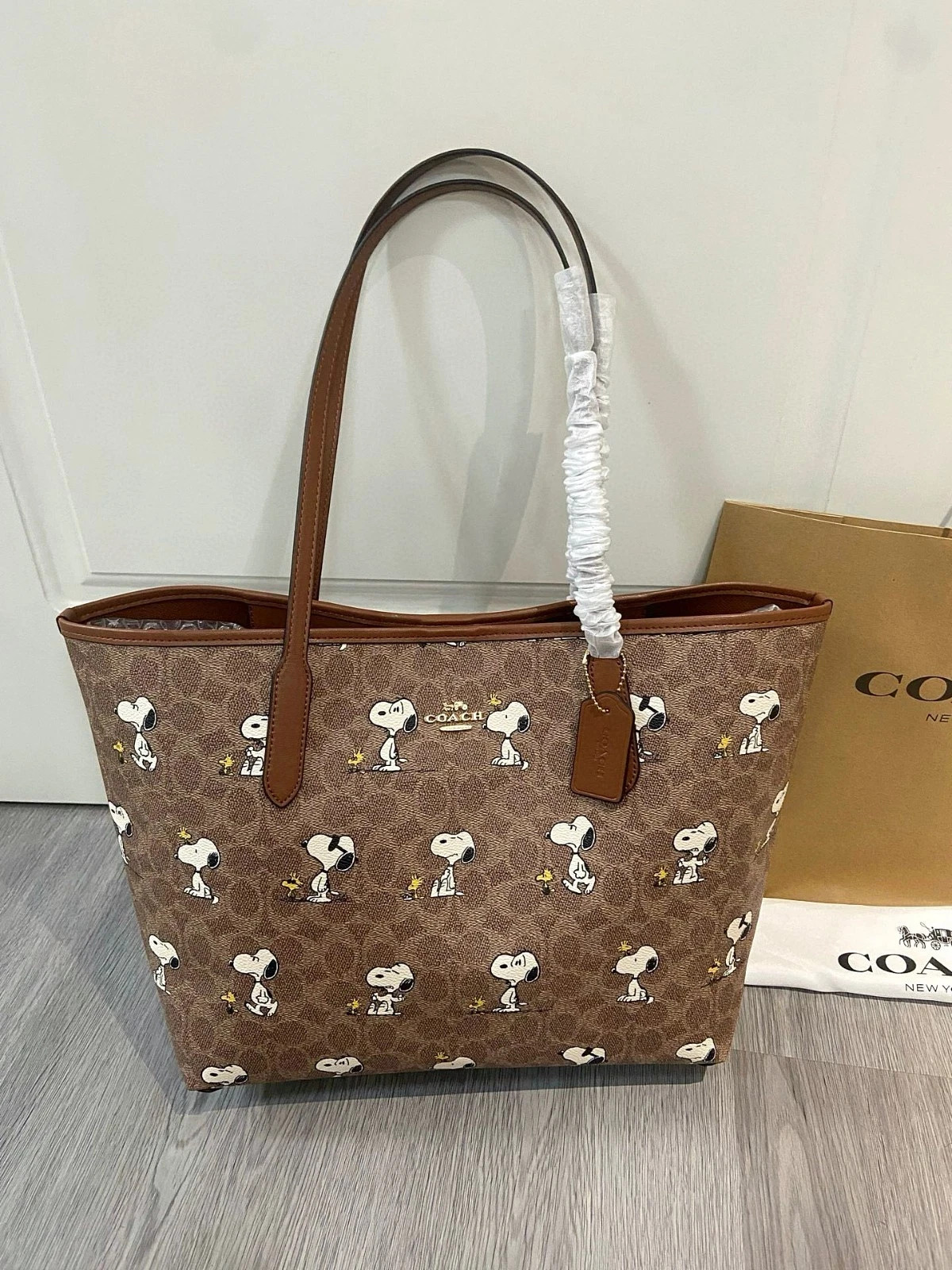 Coach CBJ89 City Tote Bag Signature Coated Canvas Snoopy Outlet NWT