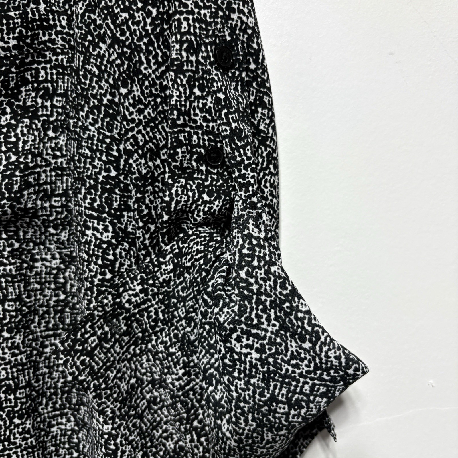Express Blouse Womens M Black White Print Portofino Roll Tab Sleeve Button Front