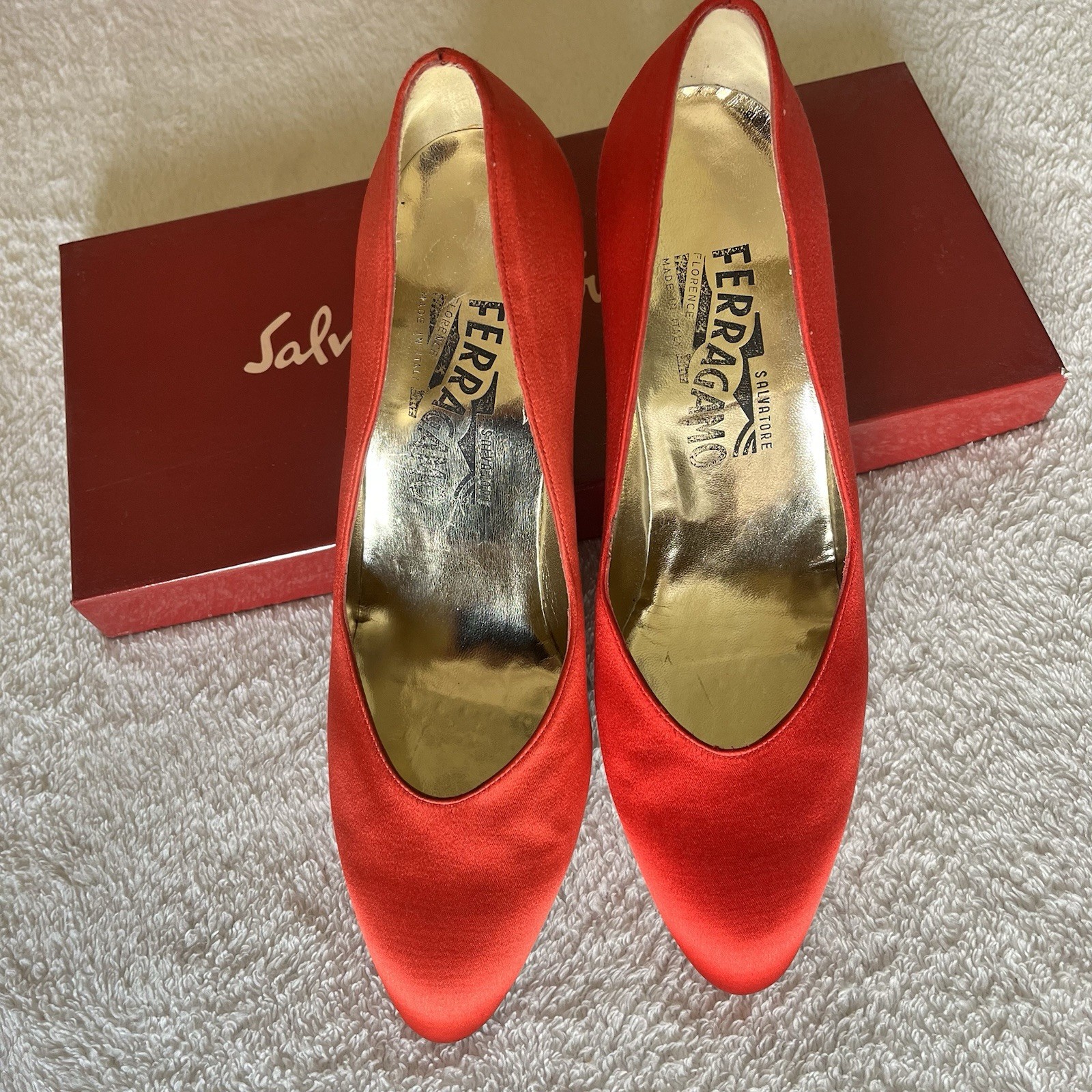 Vintage Salvatore Ferragamo Loredana Red Satin Pumps Gold Size 7B Italy
