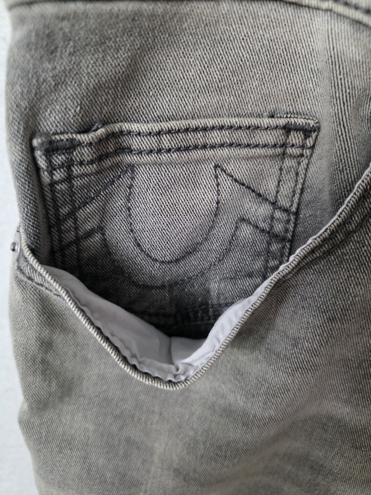 True Religion Geno Sn Slim Style 700387 Gray Silvery Wash Size W38x32L